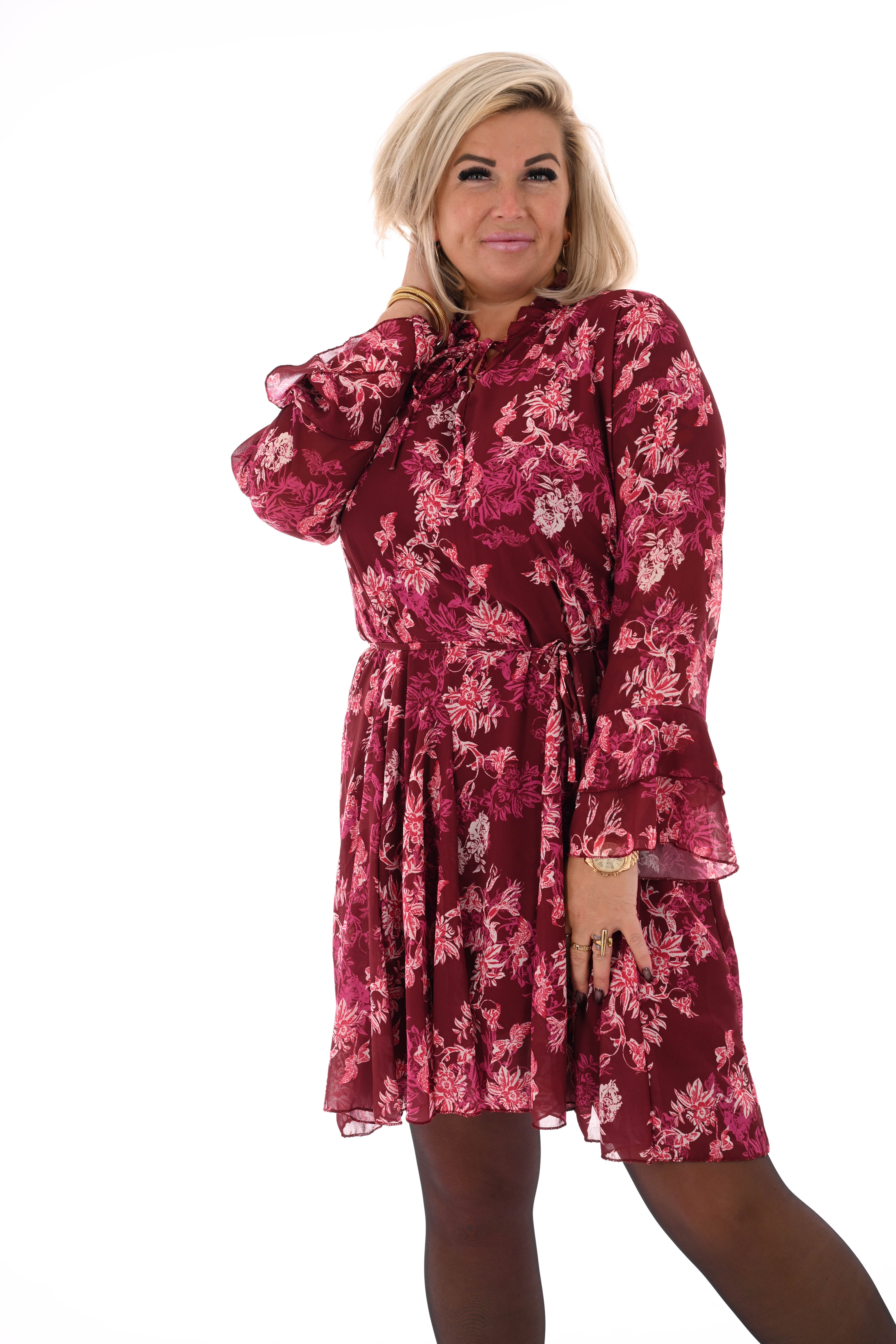 Korte jurk met trompetmouwen bloemenprint bordeaux/roze