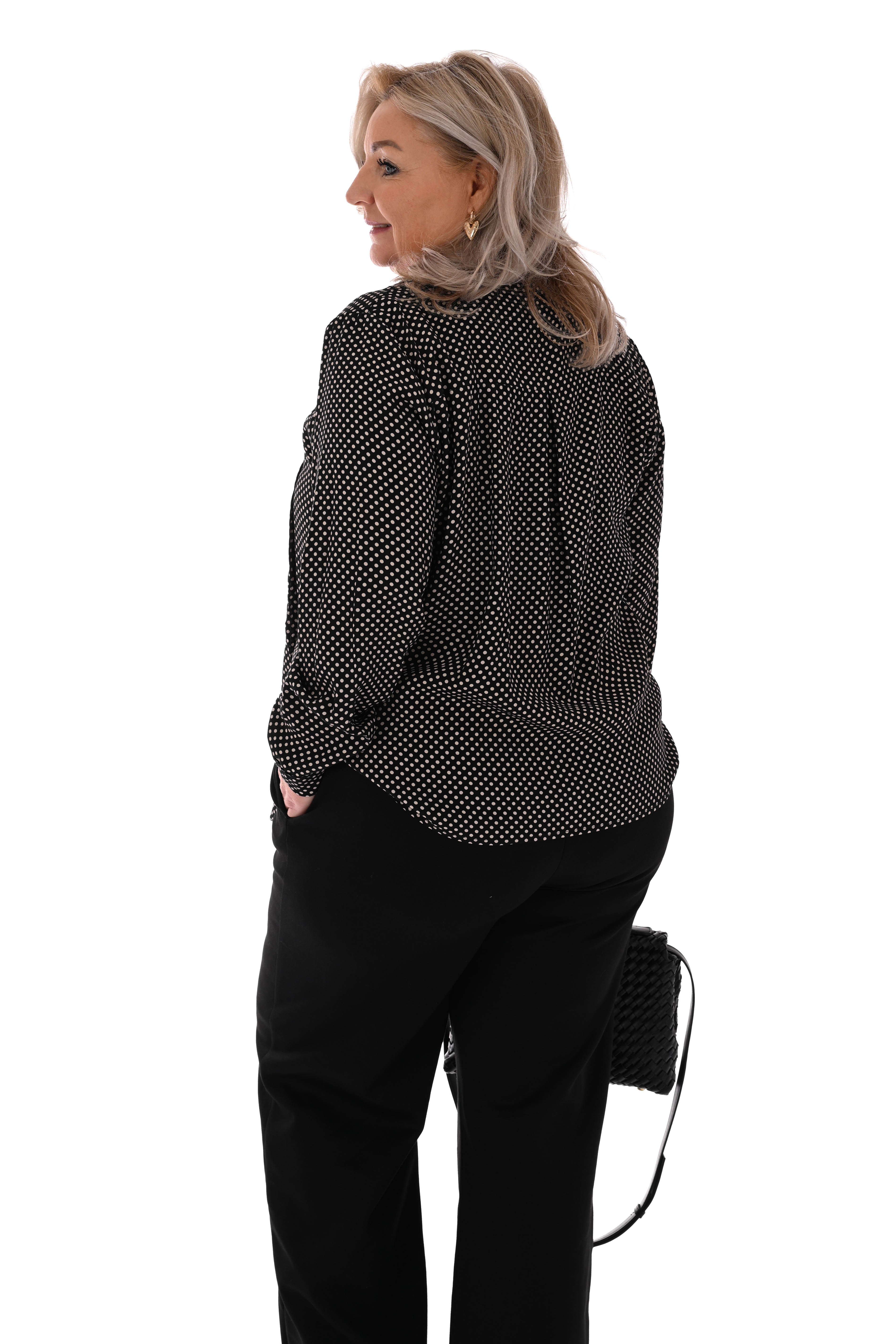 Doorknoop blouse kleine dots met strik zwart