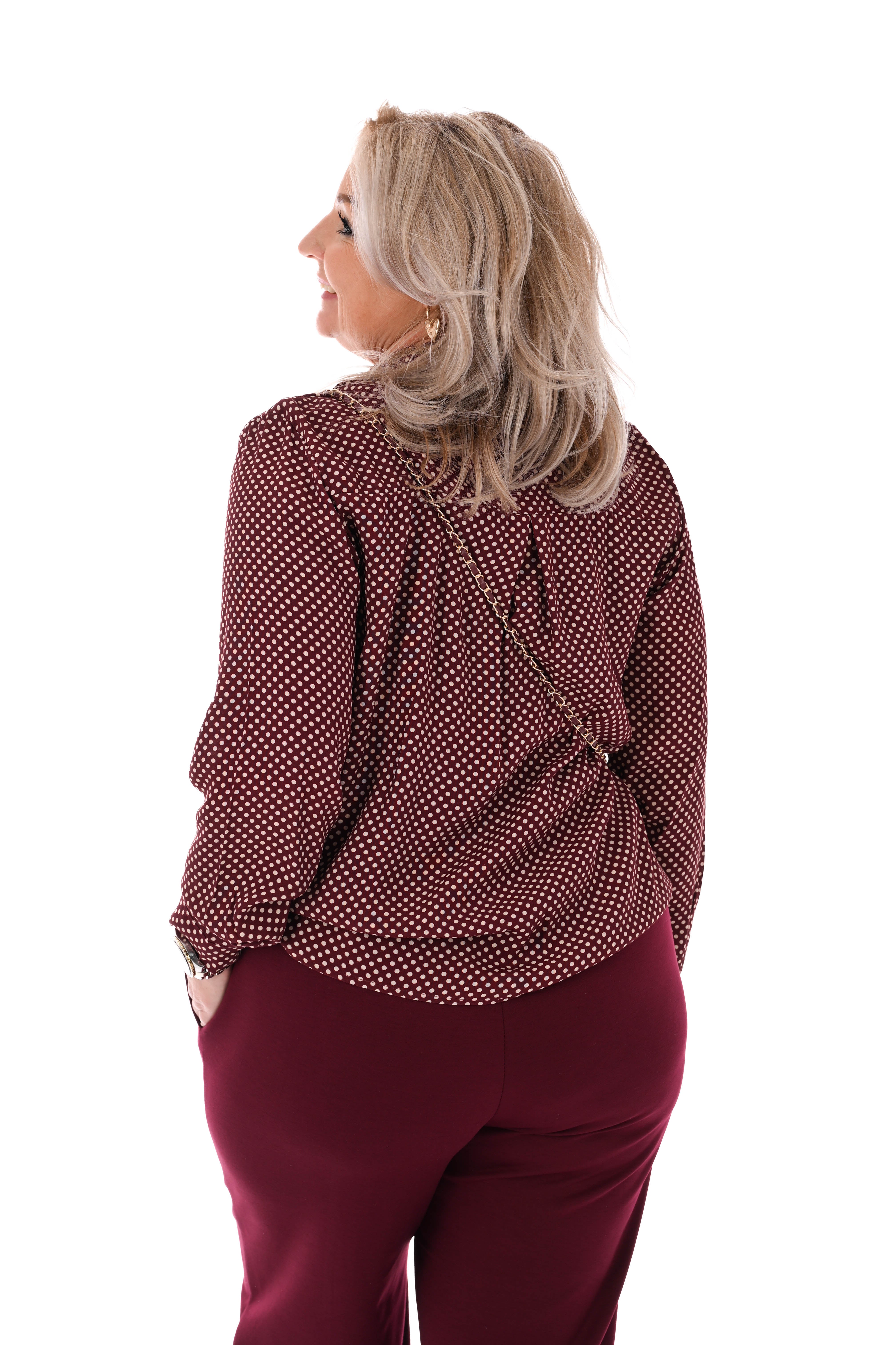 Doorknoop blouse kleine dots met strik bordeaux