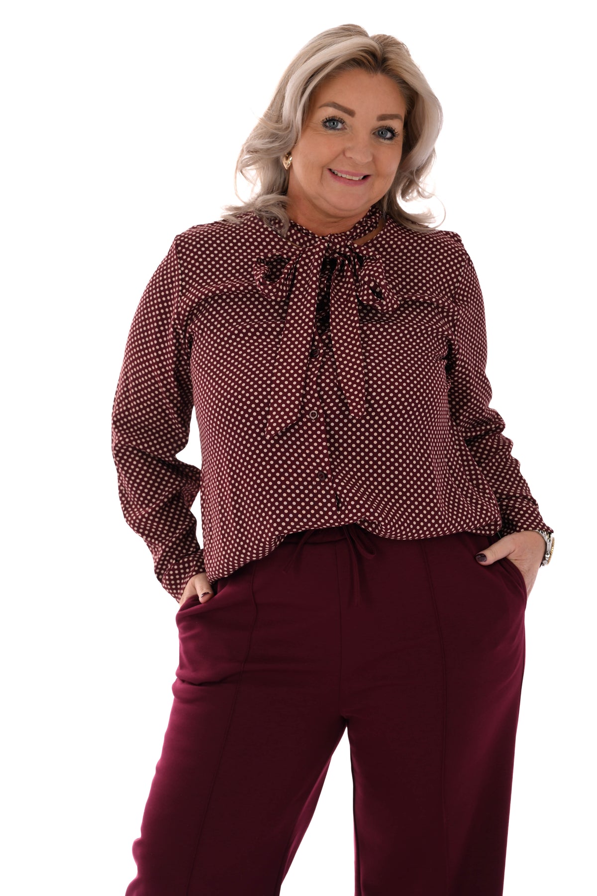 Doorknoop blouse kleine dots met strik bordeaux