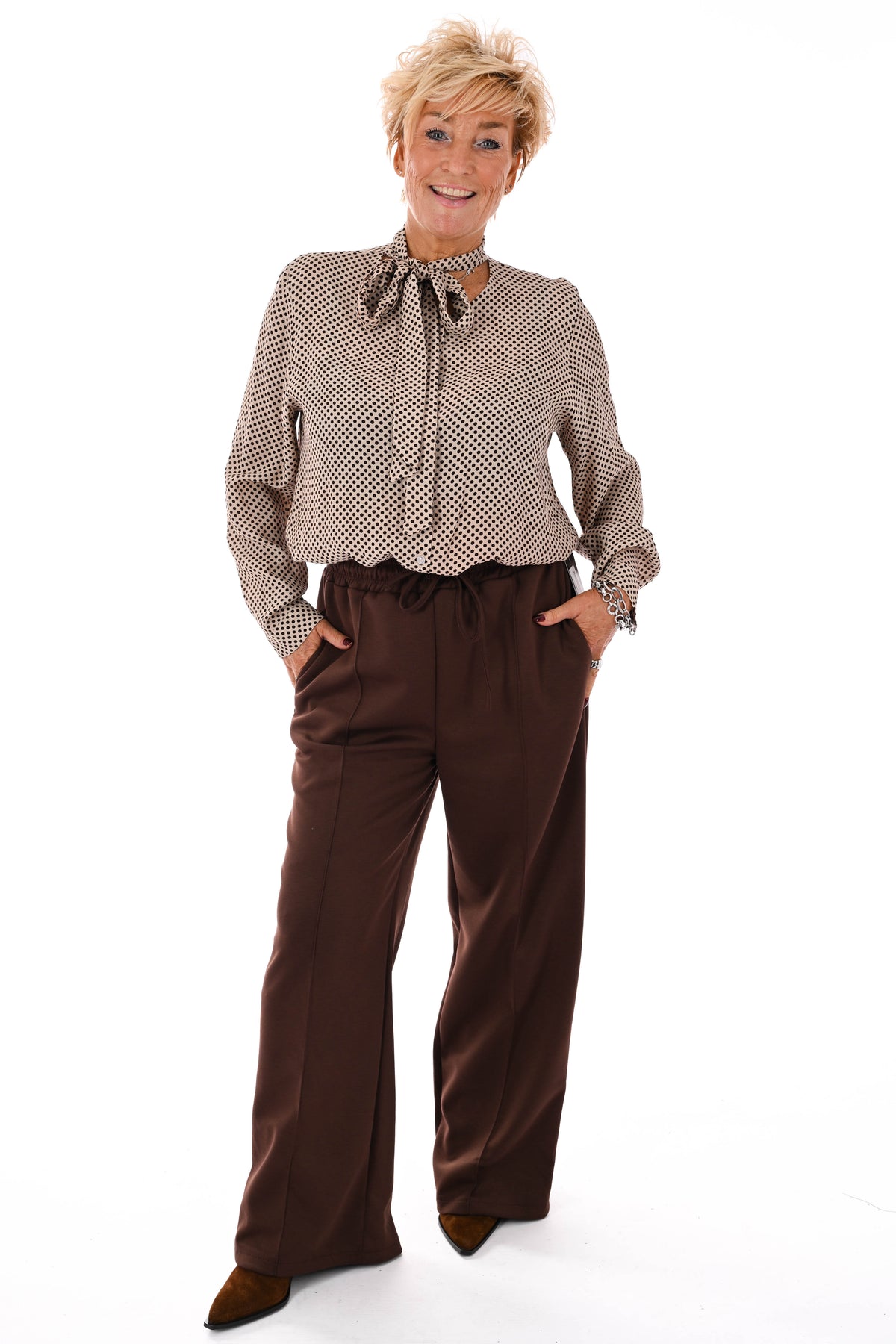 Doorknoop blouse kleine dots met strik creme