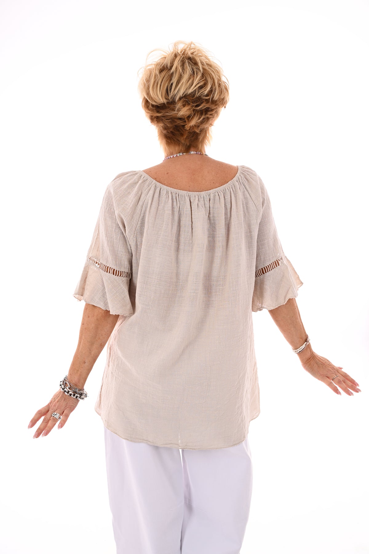 Top ibiza met kwastjes beige