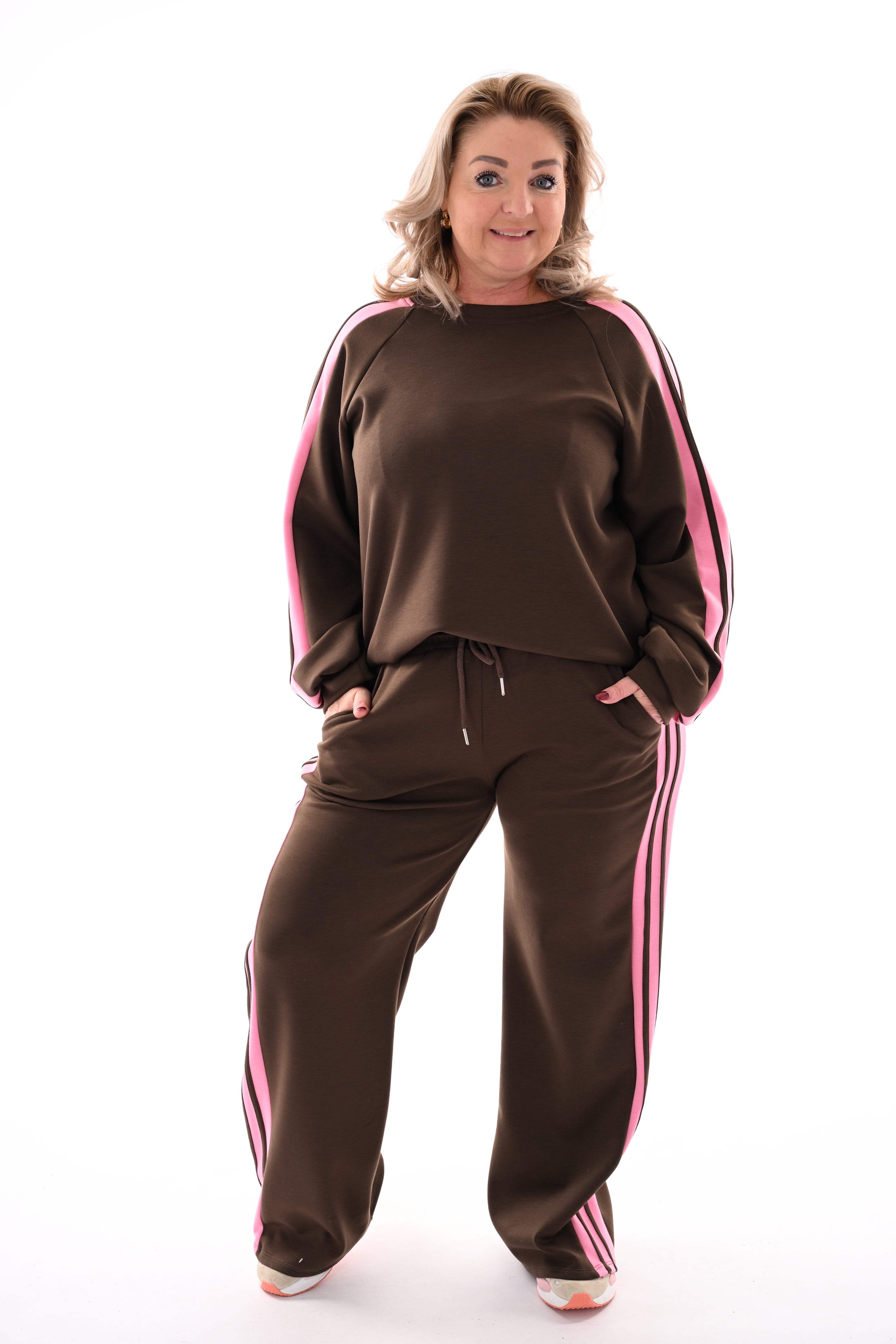 Tweedelig pak met dubbele bies bruin