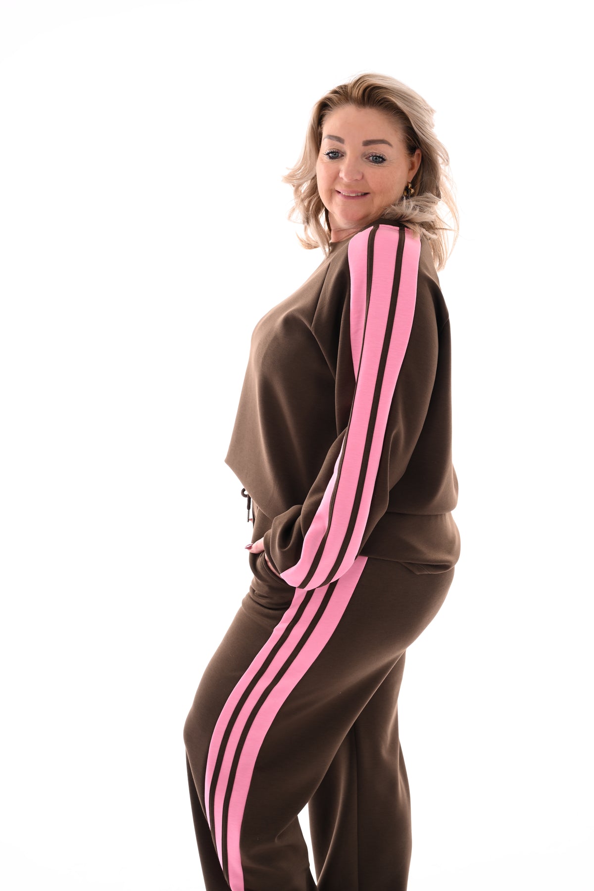 Tweedelig pak met dubbele bies bruin