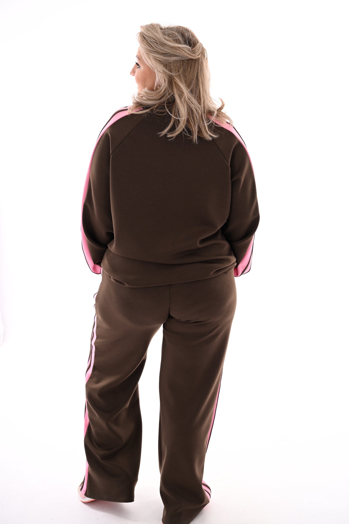 Tweedelig pak met dubbele bies bruin