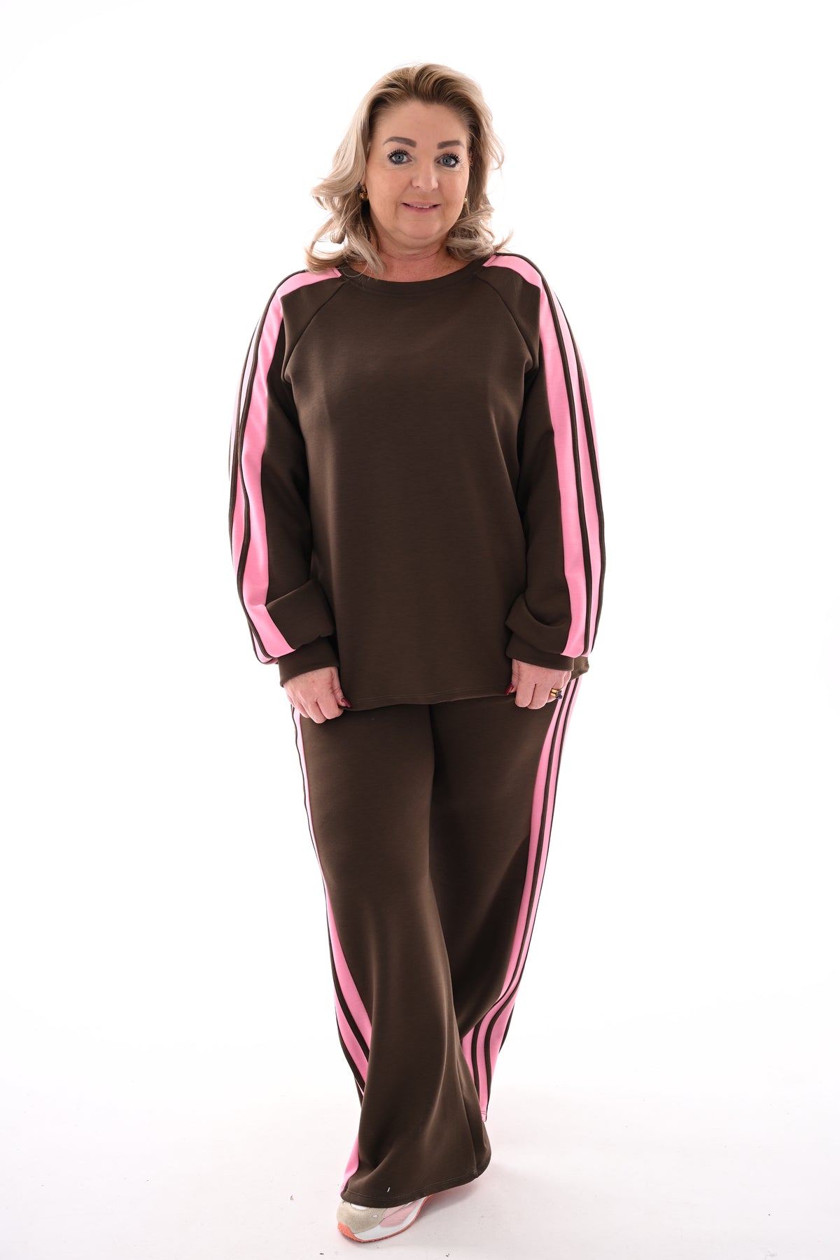 Tweedelig pak met dubbele bies bruin