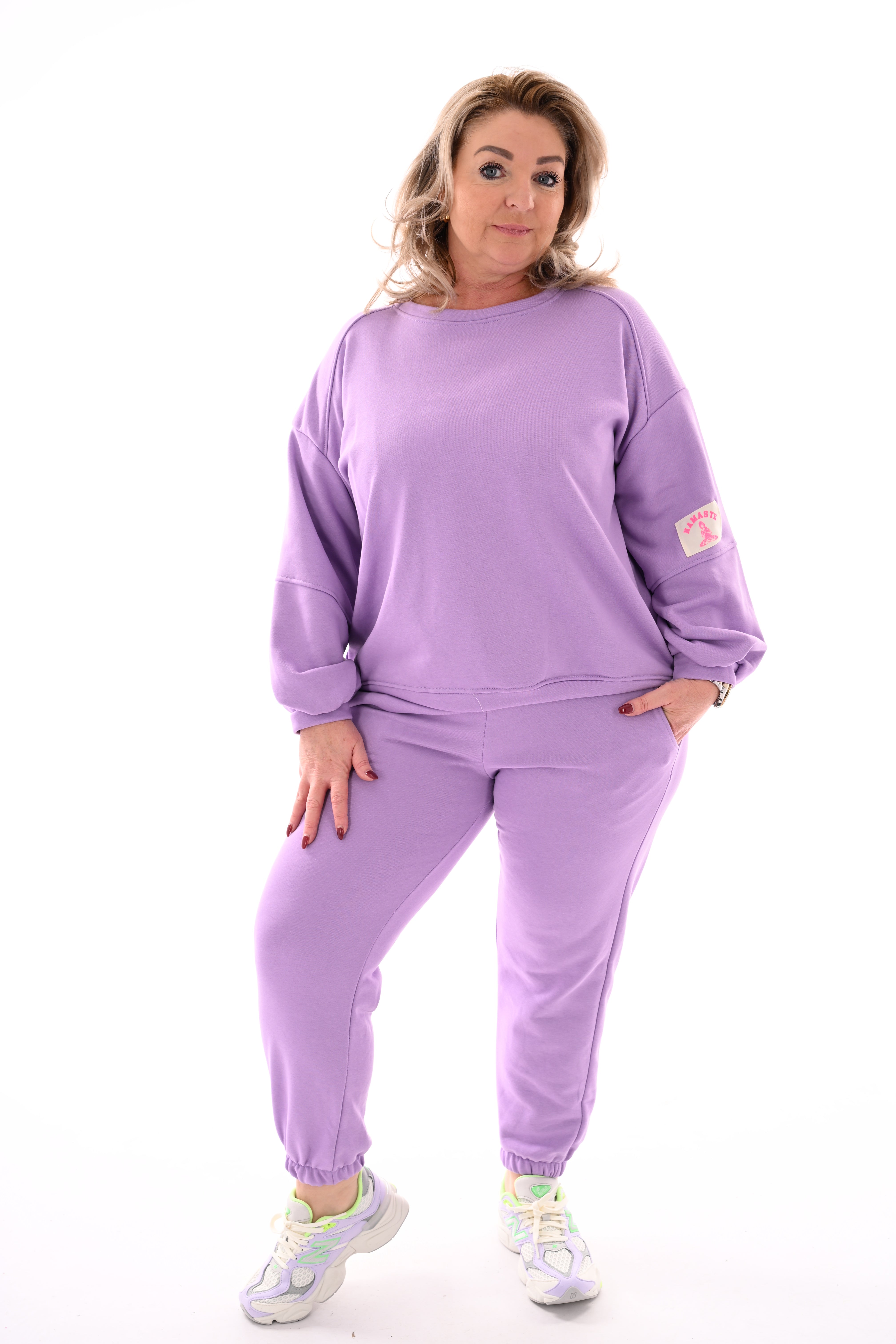 Tweedelig pak met pofmouwen en applicatie lila