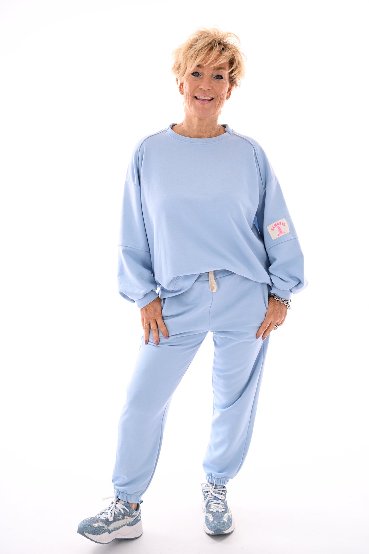 Tweedelig pak met pofmouwen en applicatie lichtblauw