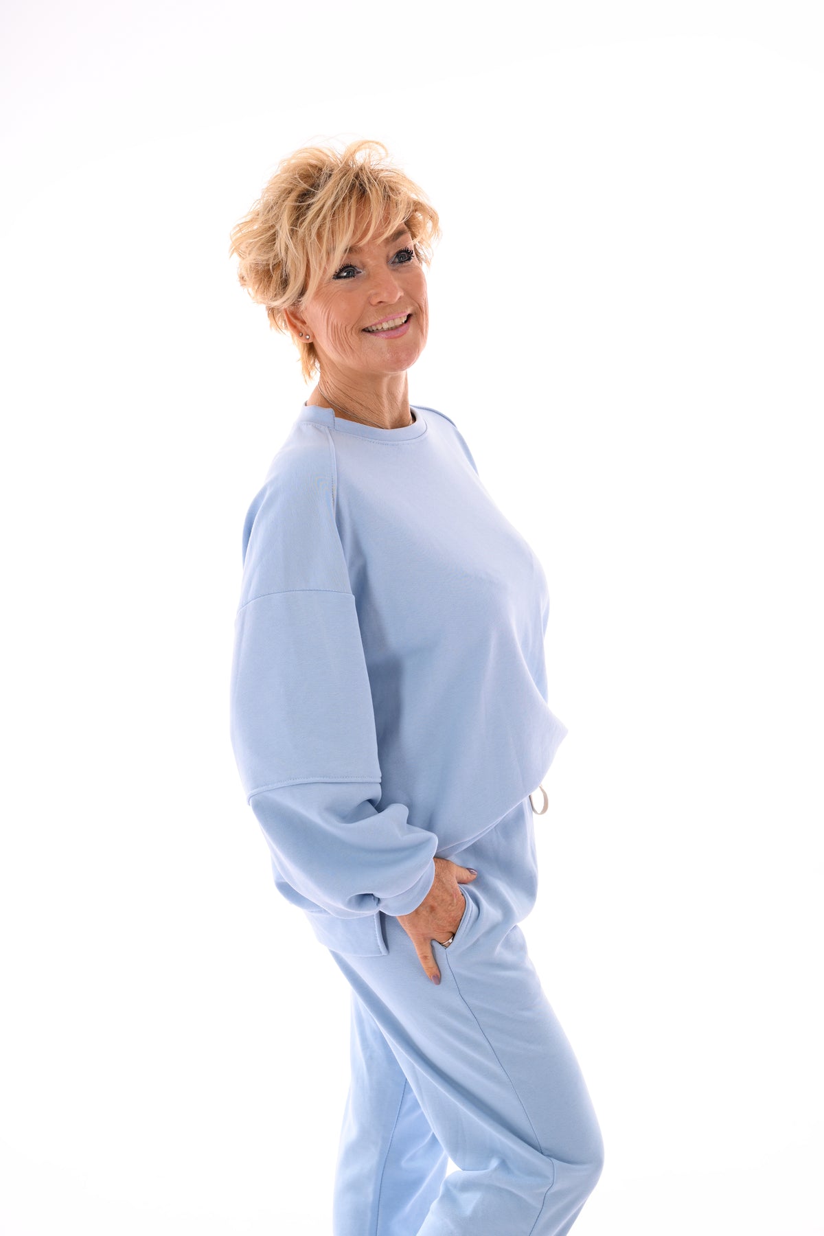 Tweedelig pak met pofmouwen en applicatie lichtblauw