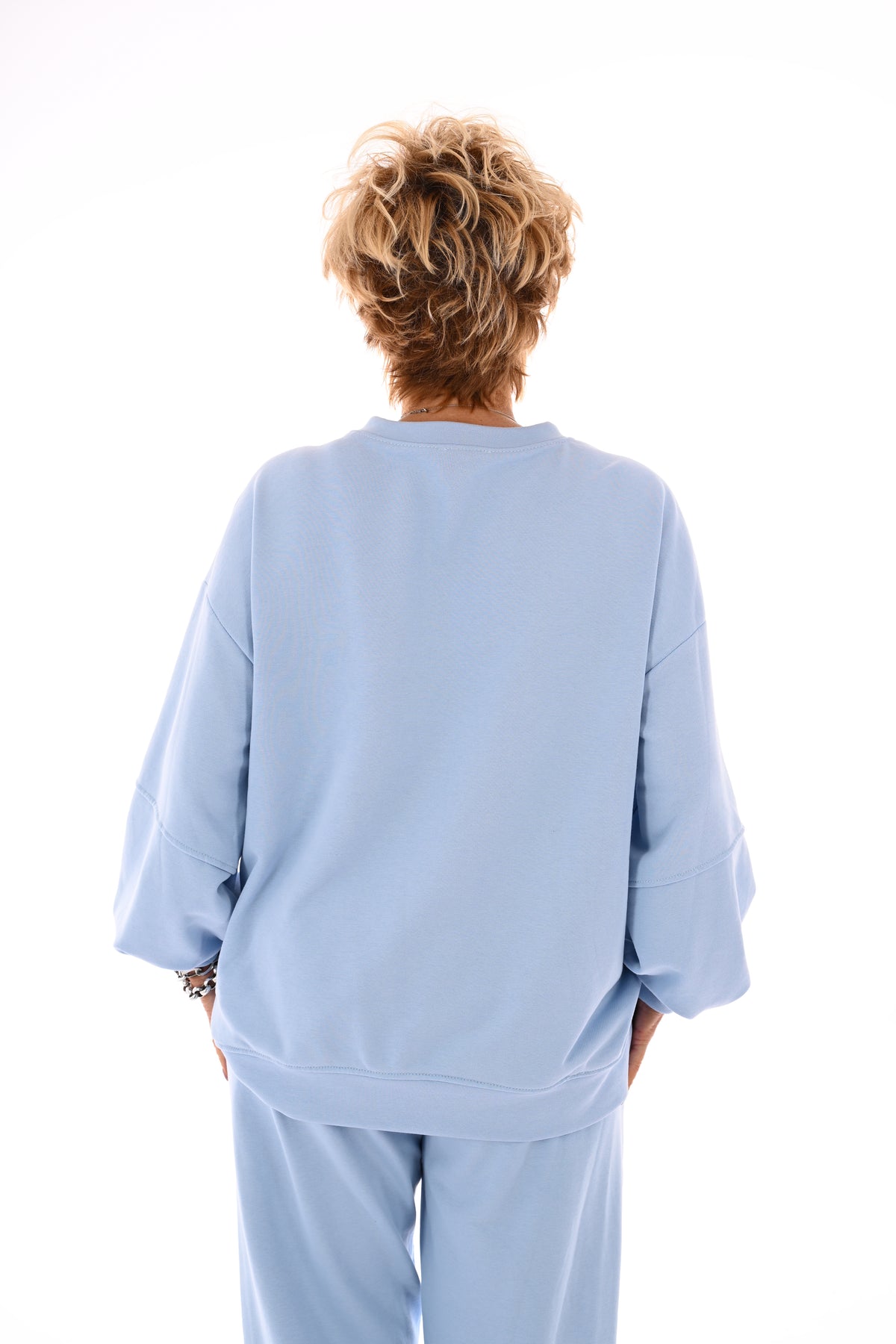 Tweedelig pak met pofmouwen en applicatie lichtblauw
