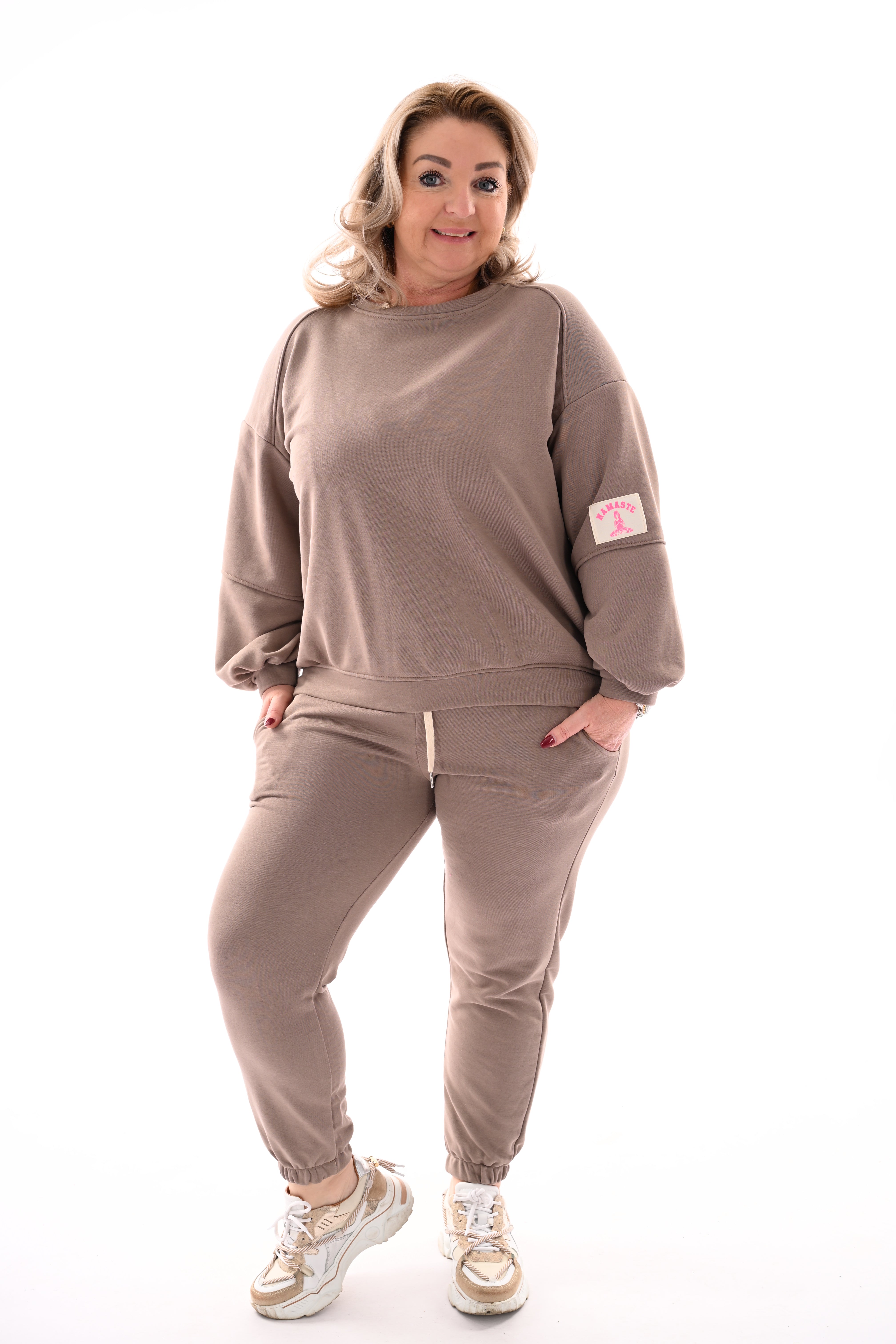 Tweedelig pak met pofmouwen en applicatie taupe