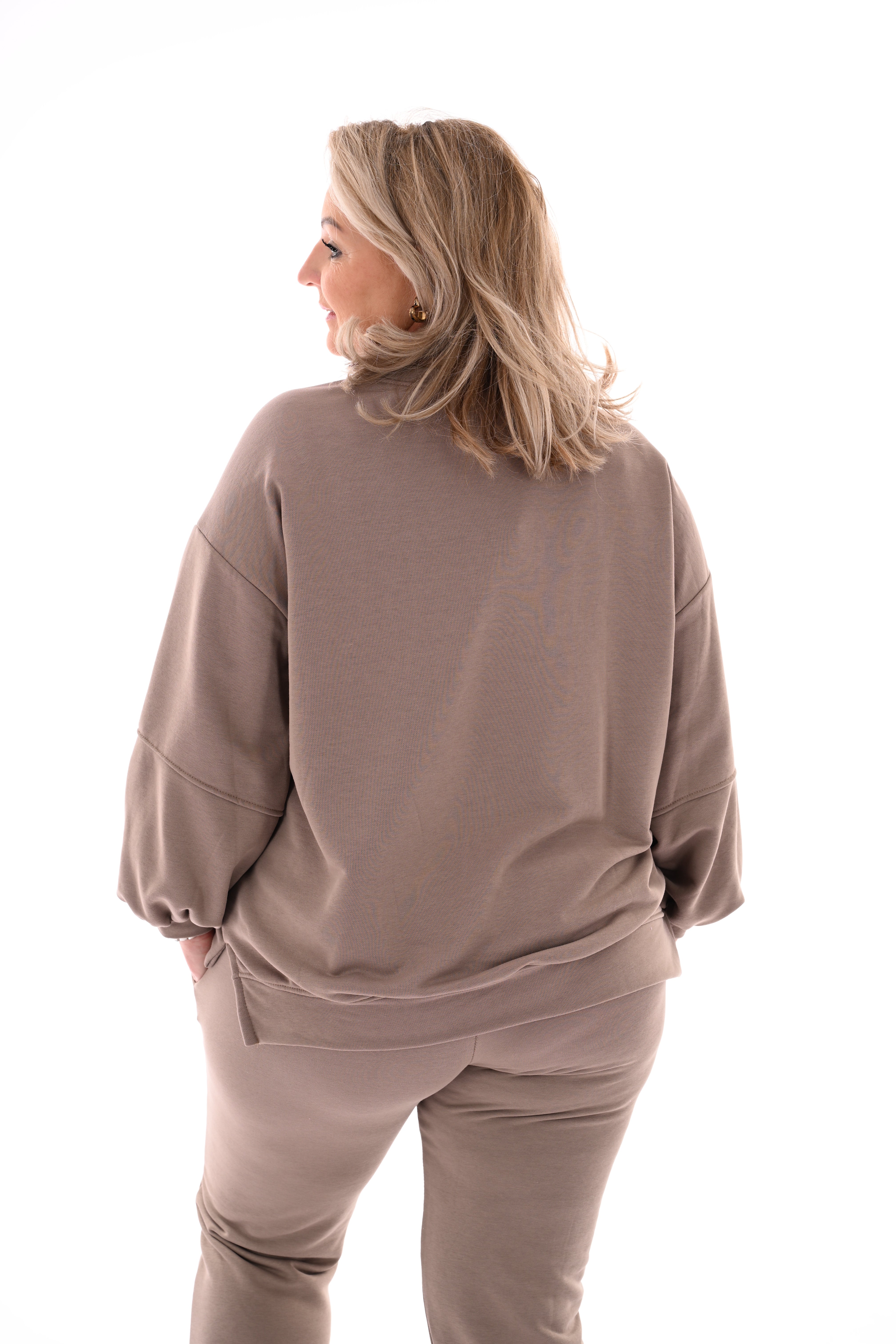 Tweedelig pak met pofmouwen en applicatie taupe