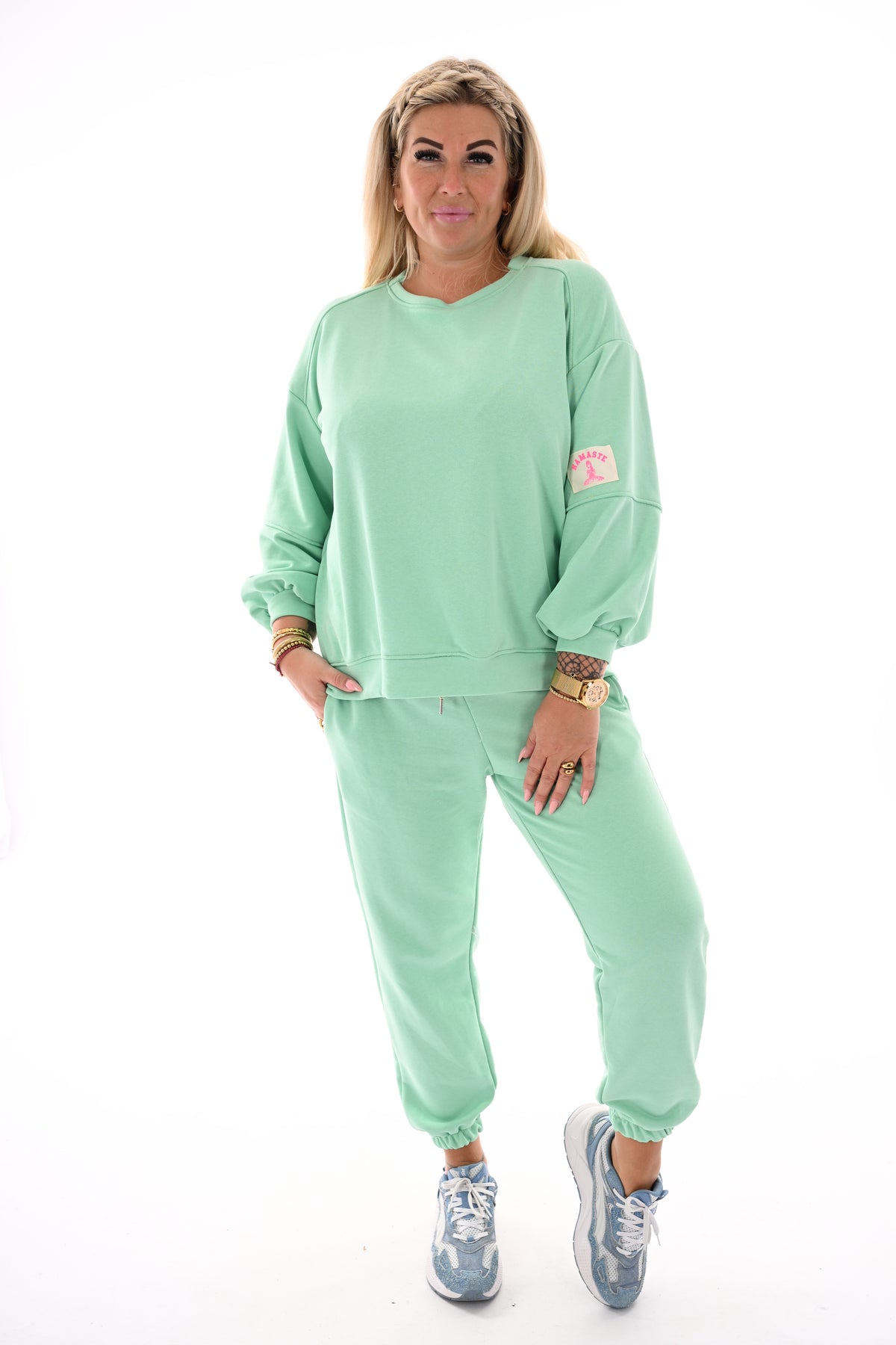 Tweedelig pak met pofmouwen en applicatie mintgroen