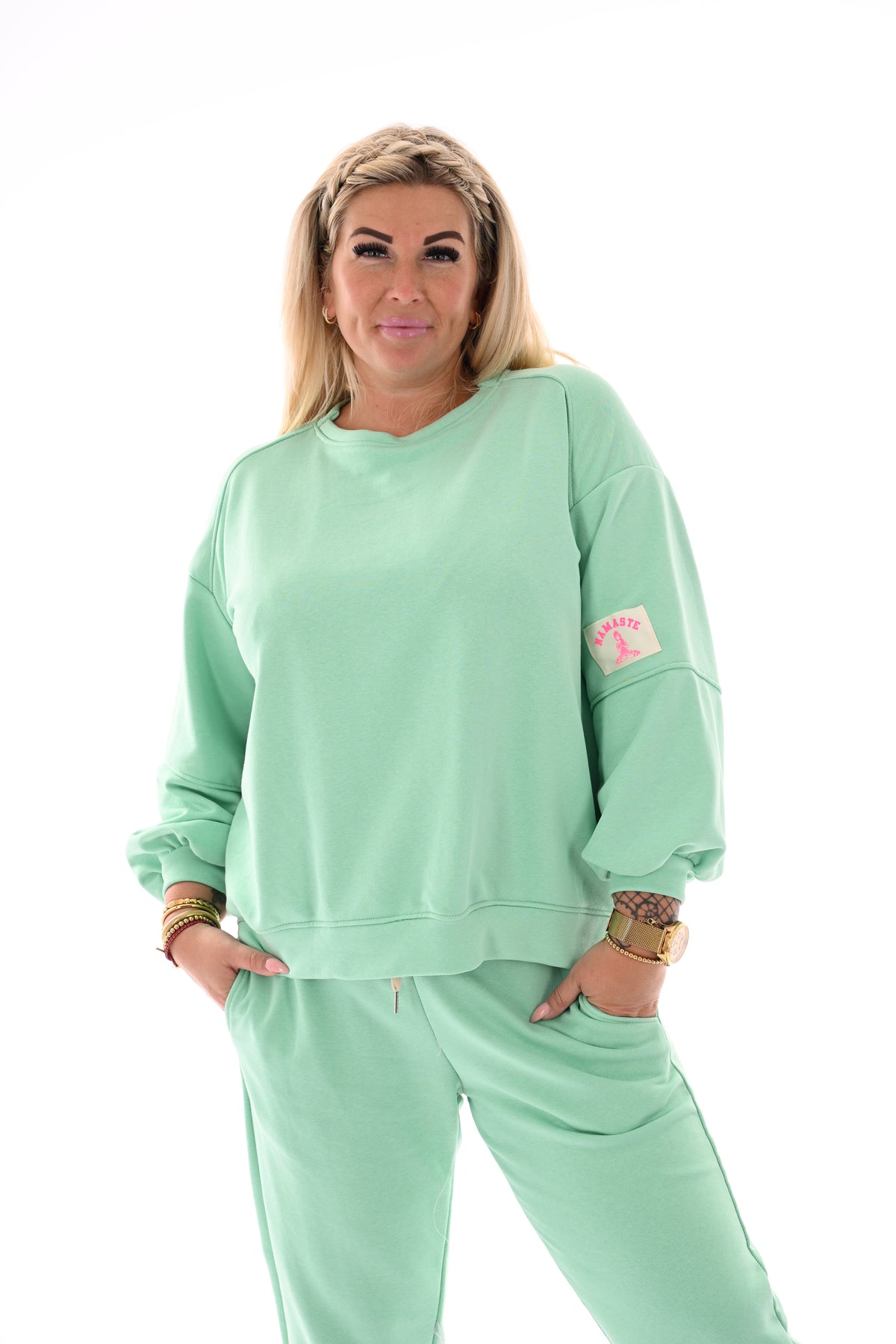 Tweedelig pak met pofmouwen en applicatie mintgroen