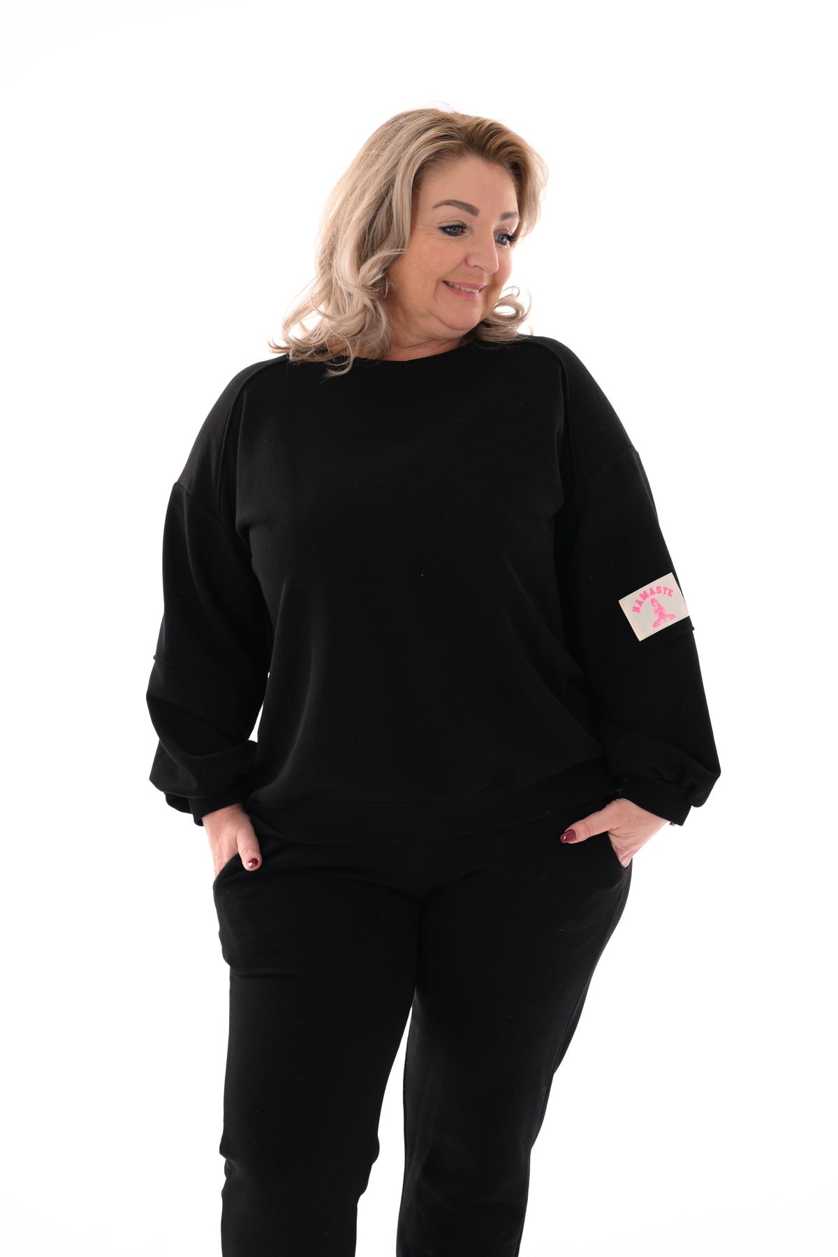 Tweedelig pak met pofmouwen en applicatie zwart