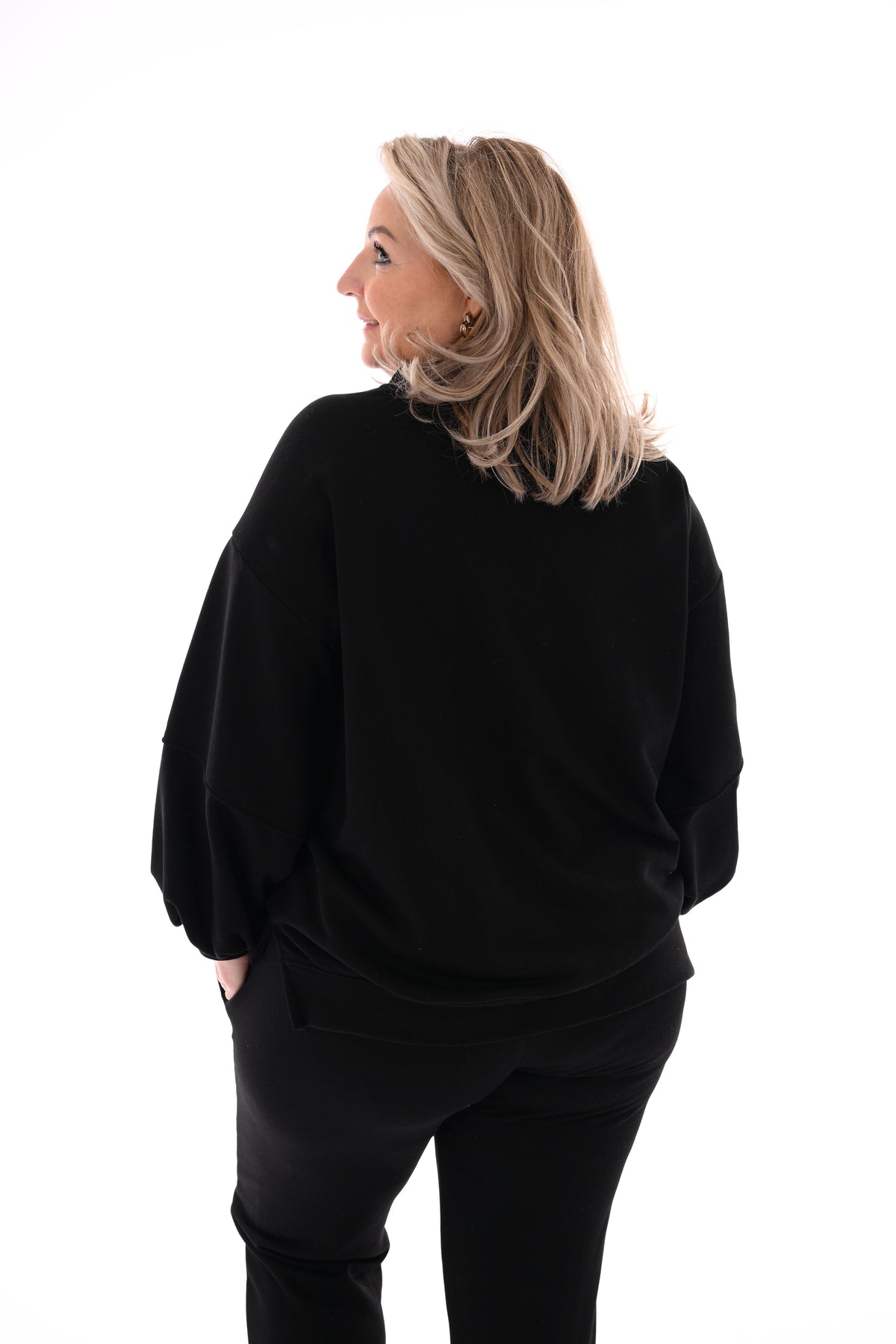 Tweedelig pak met pofmouwen en applicatie zwart