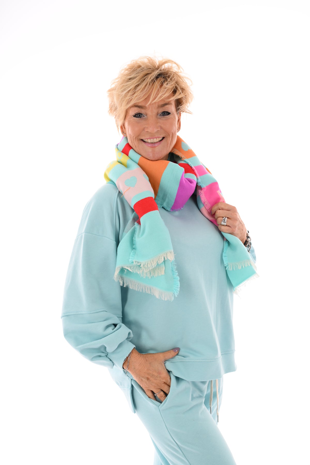 Tweedelig pak met pofmouwen en applicatie babyblauw