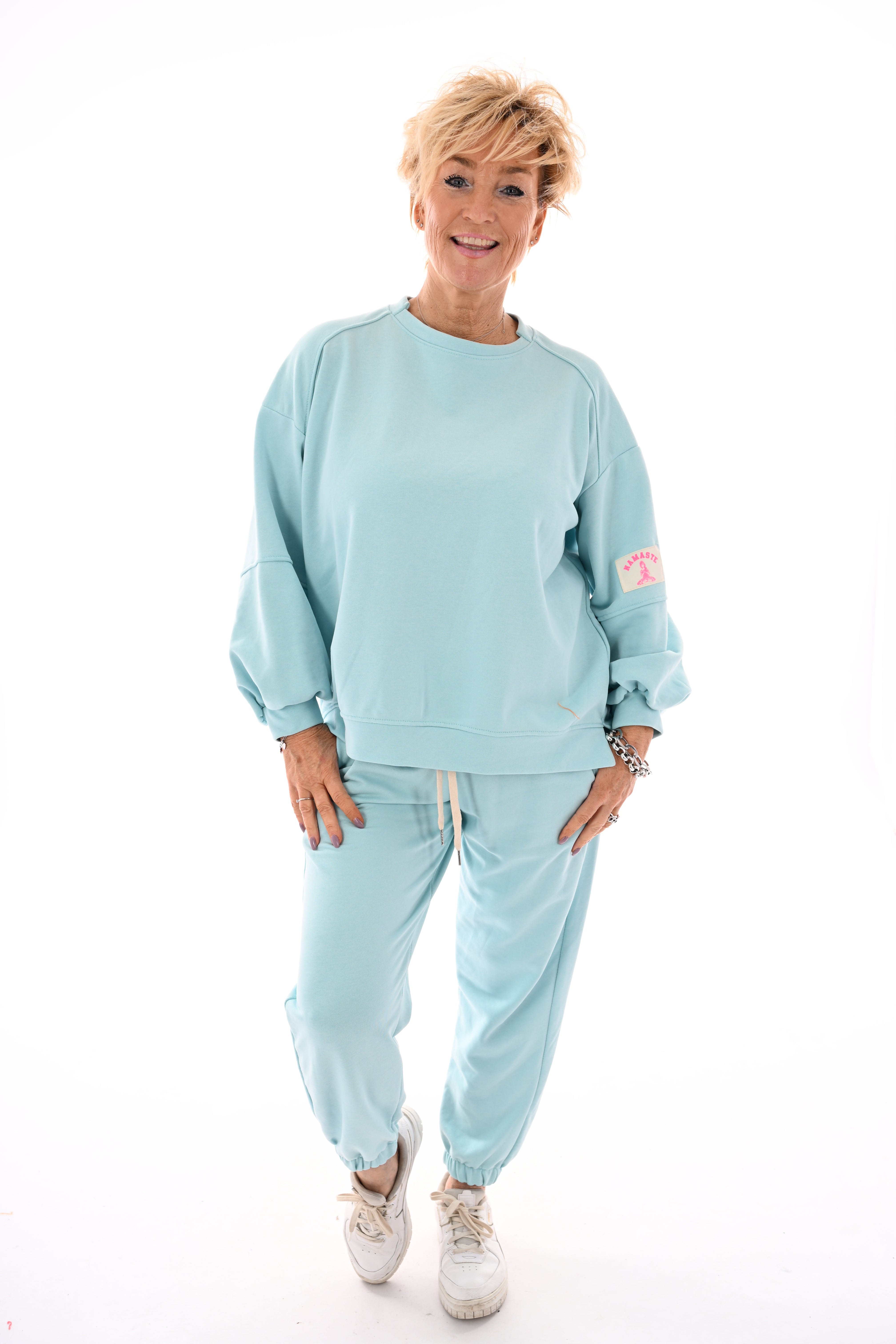 Tweedelig pak met pofmouwen en applicatie babyblauw