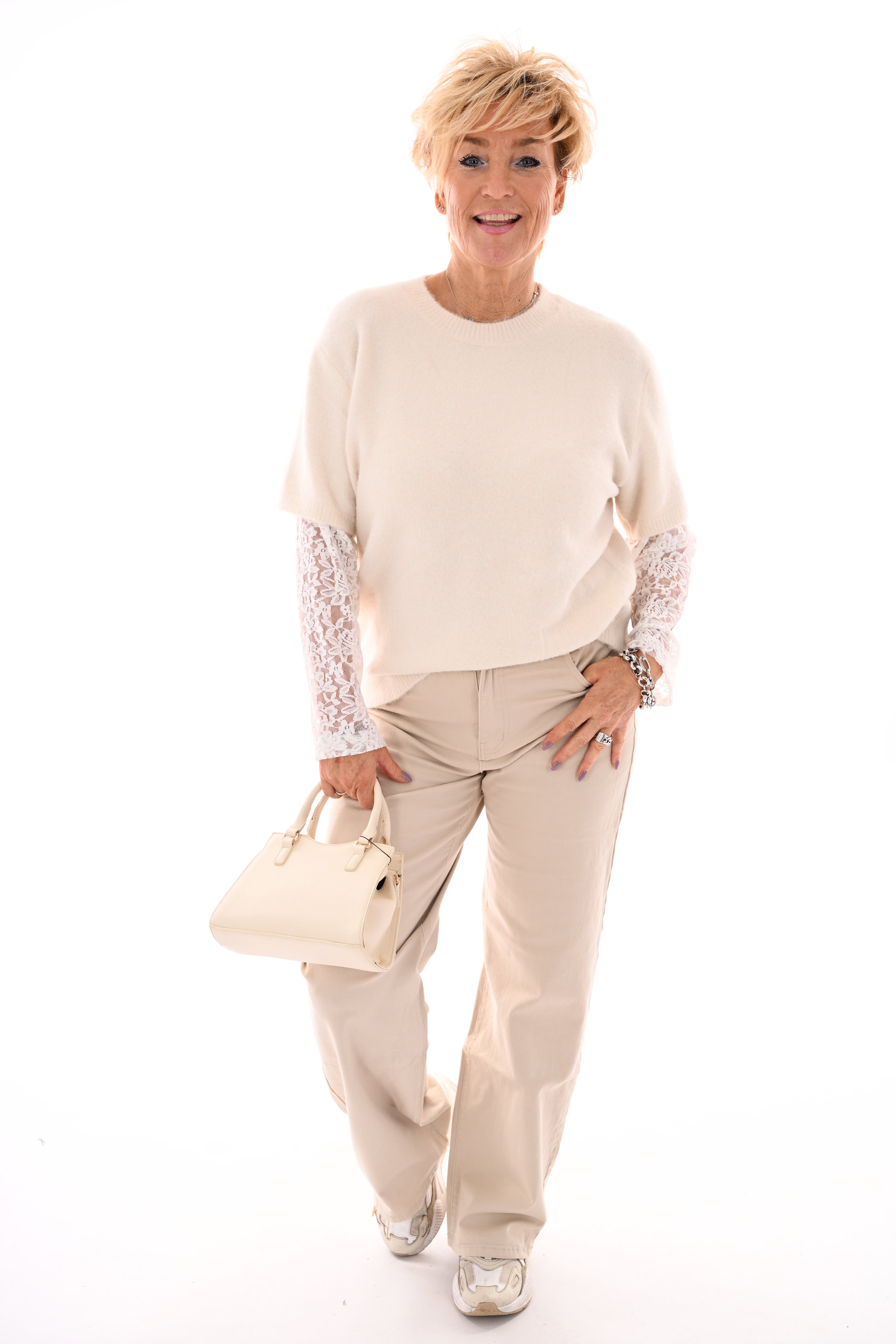 Fijn gebreide trui met kanten mouwen creme