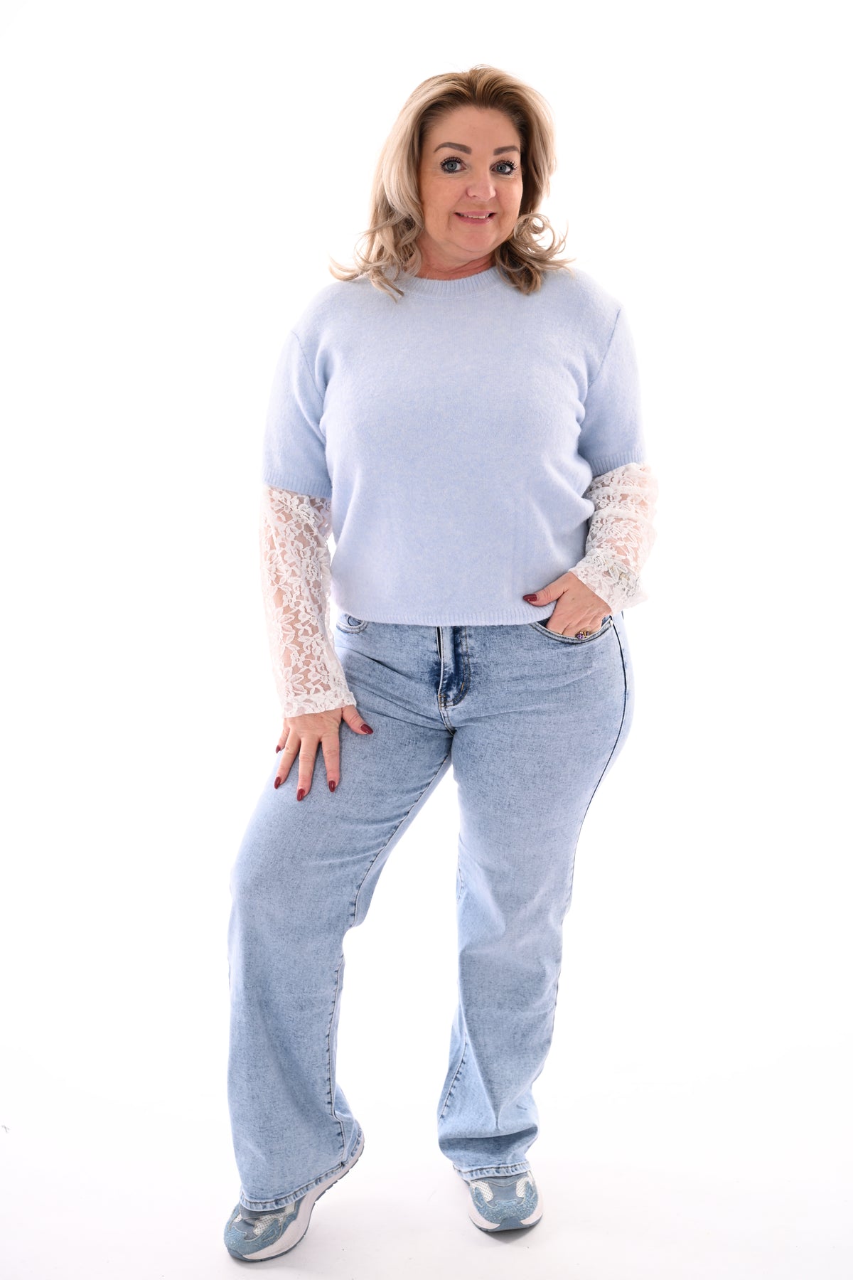 Fijn gebreide trui met kanten mouwen lichtblauw