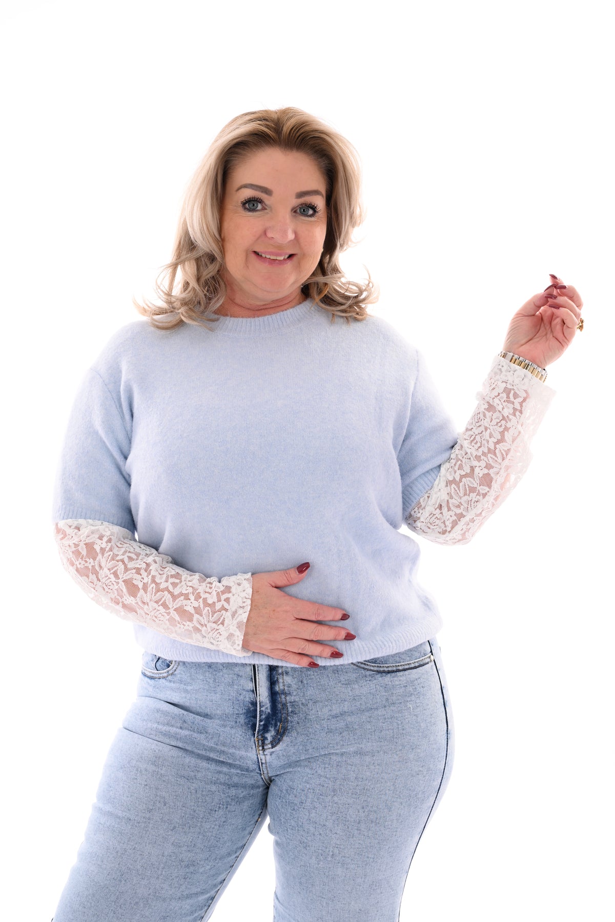 Fijn gebreide trui met kanten mouwen lichtblauw