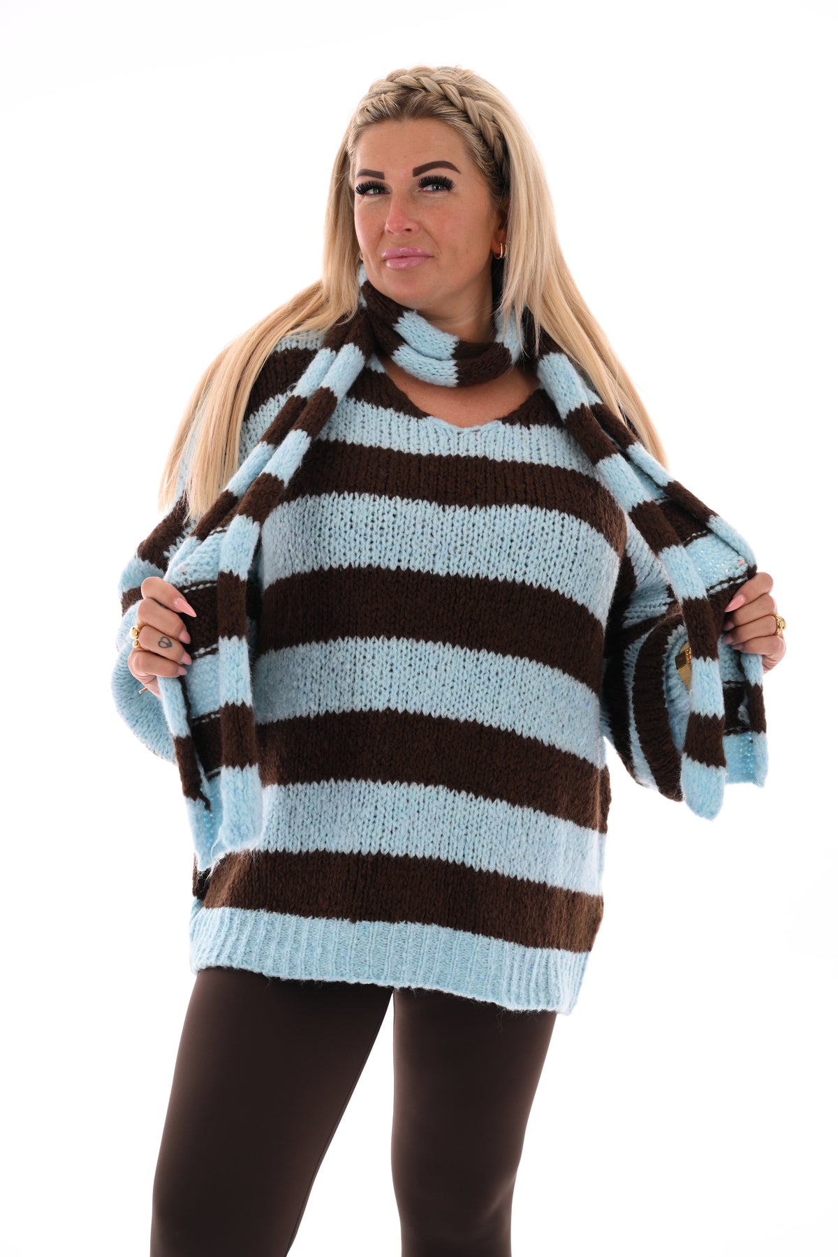 Gestreepte gebreide trui met sjaal bruin/lichtblauw