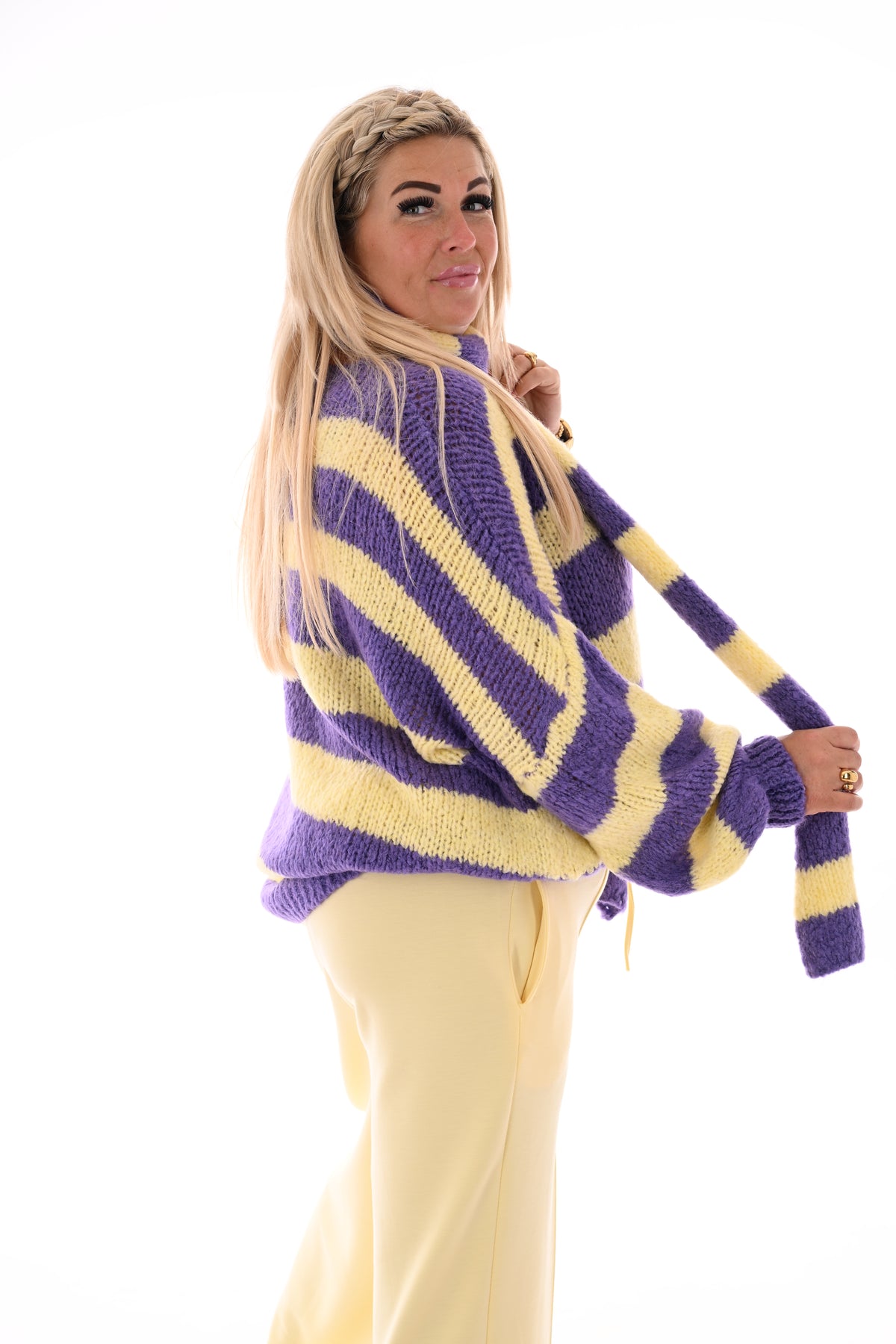 Gestreepte gebreide trui met sjaal lichtgeel/paars