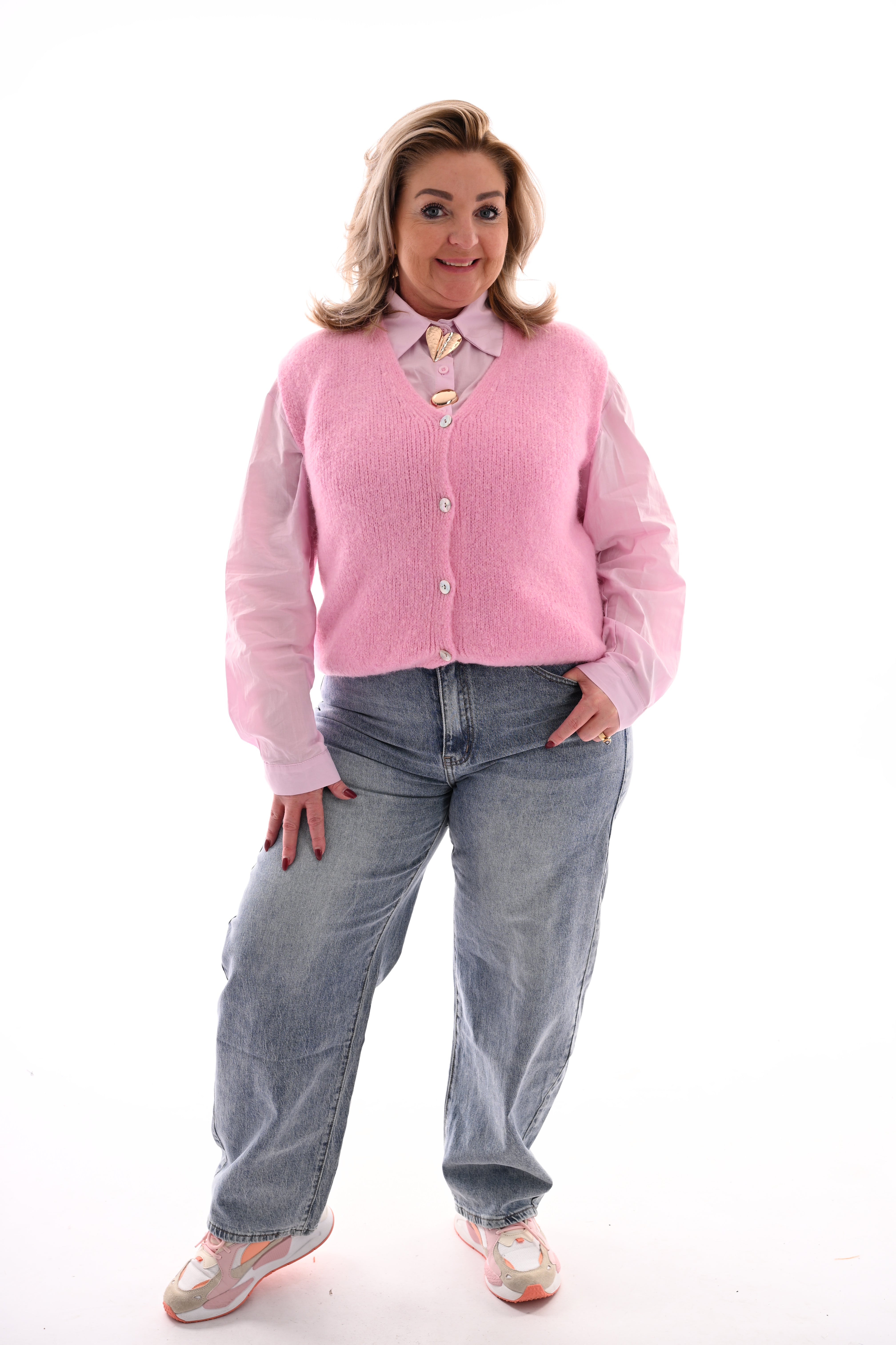 Fijn gebreid gilet met knopen roze