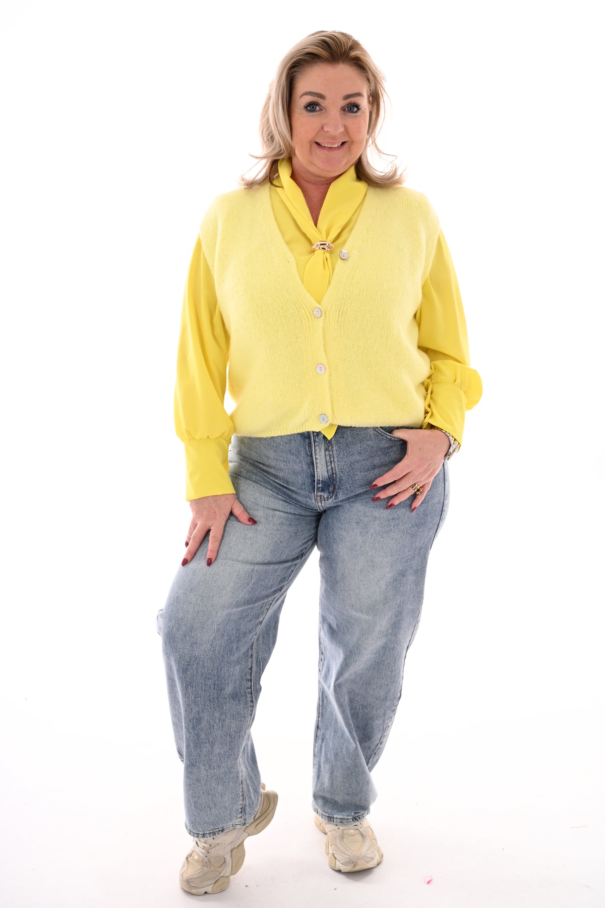 Fijn gebreid gilet met knopen geel