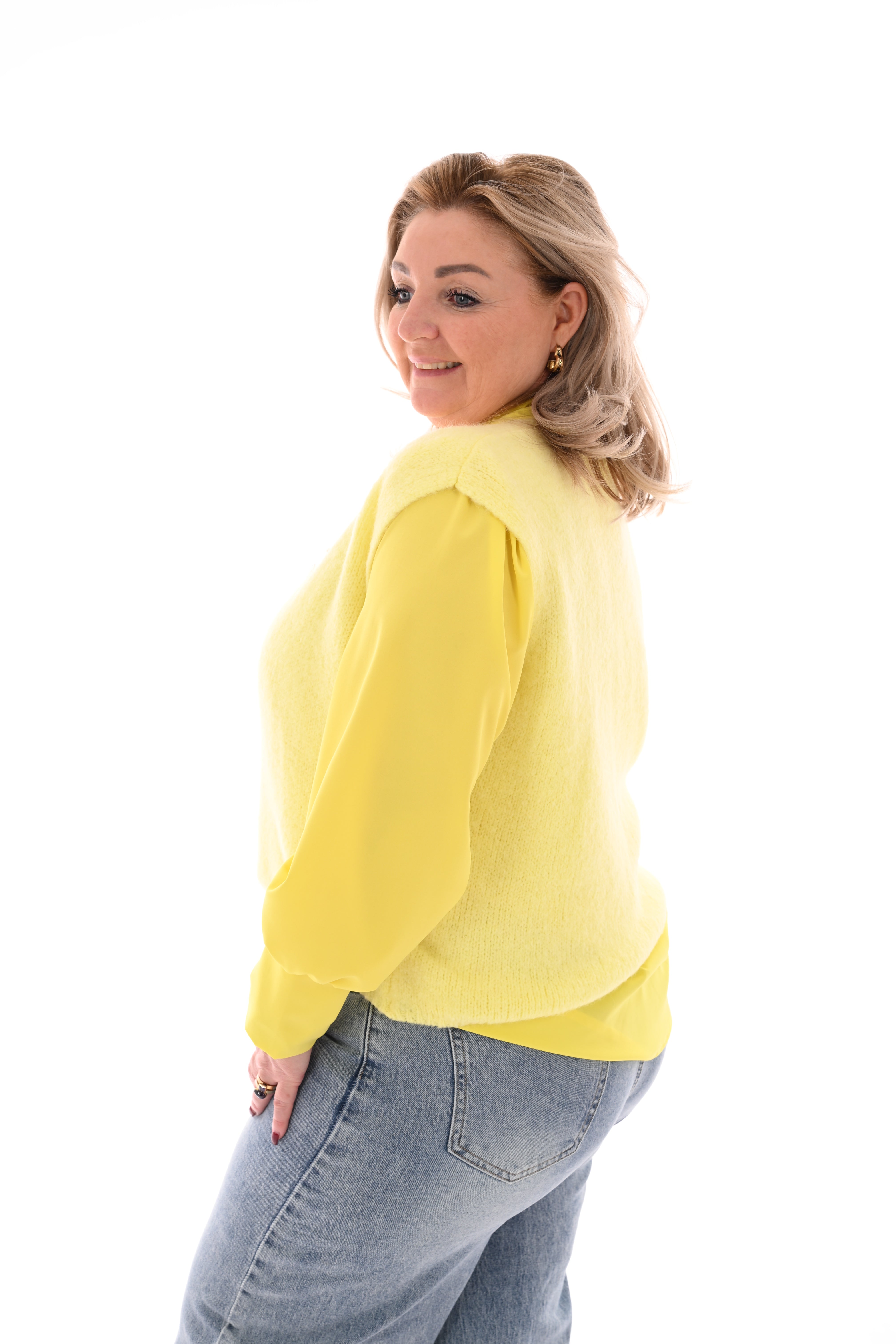 Fijn gebreid gilet met knopen geel