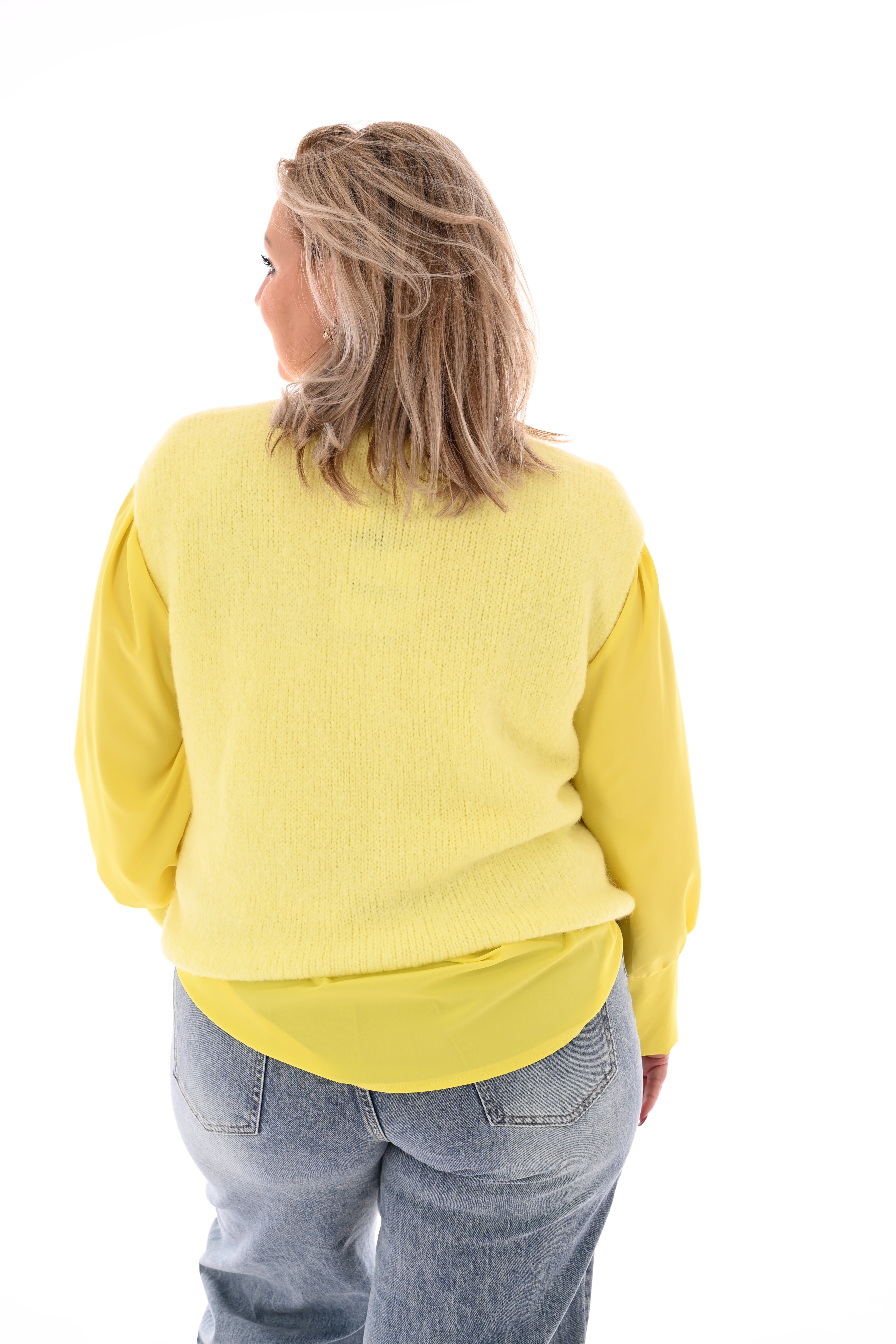 Fijn gebreid gilet met knopen geel