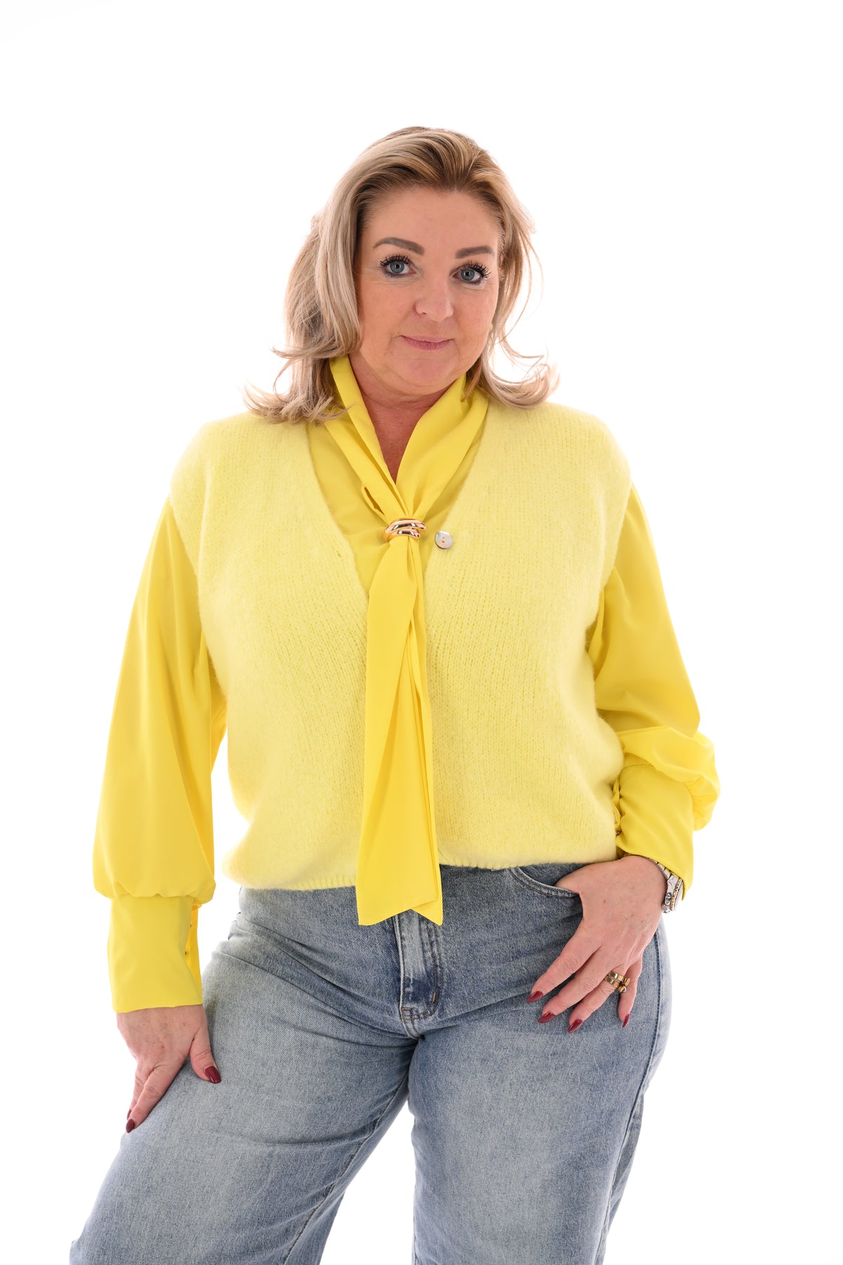 Fijn gebreid gilet met knopen geel