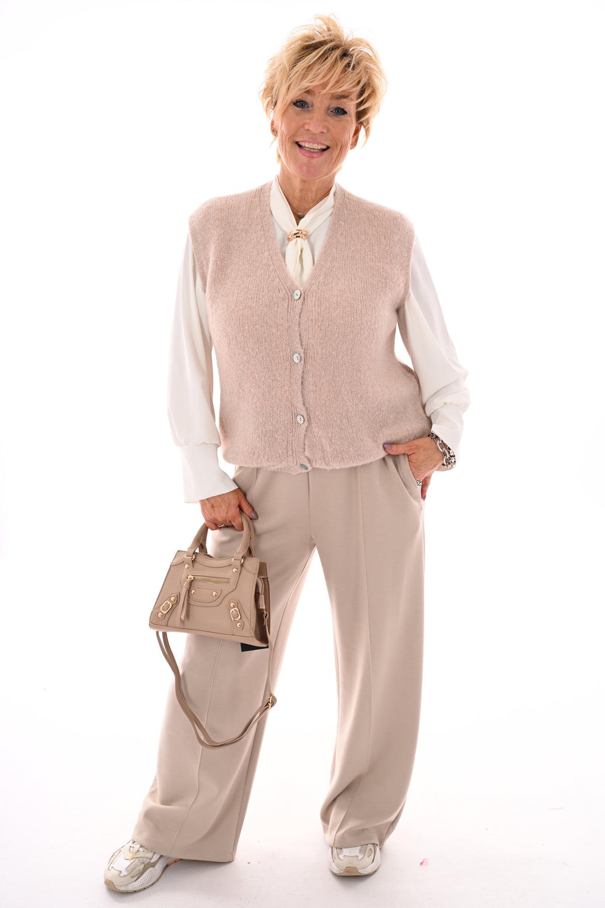 Fijn gebreid gilet met knopen beige