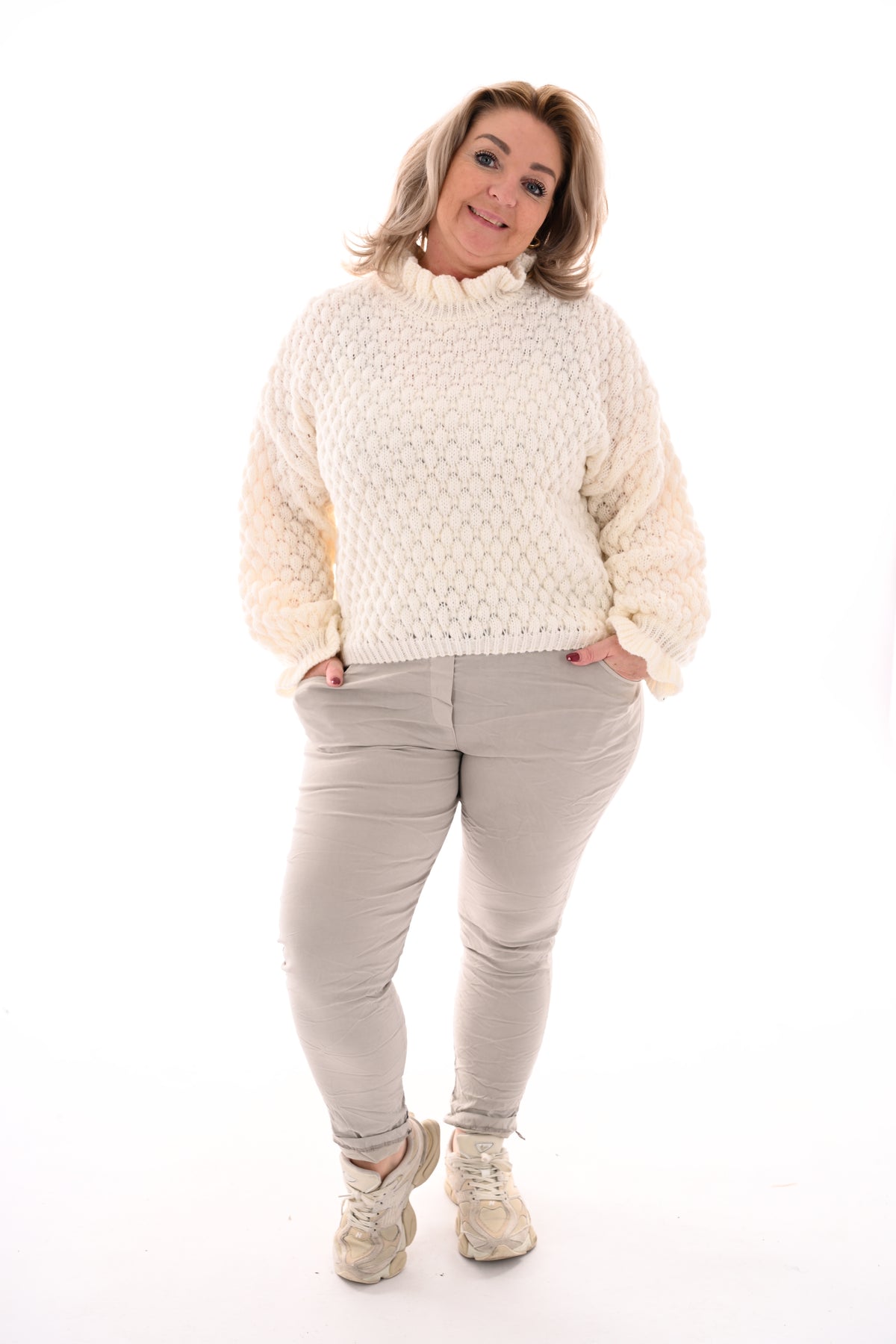 Structuur trui roezelmouwen roomwit