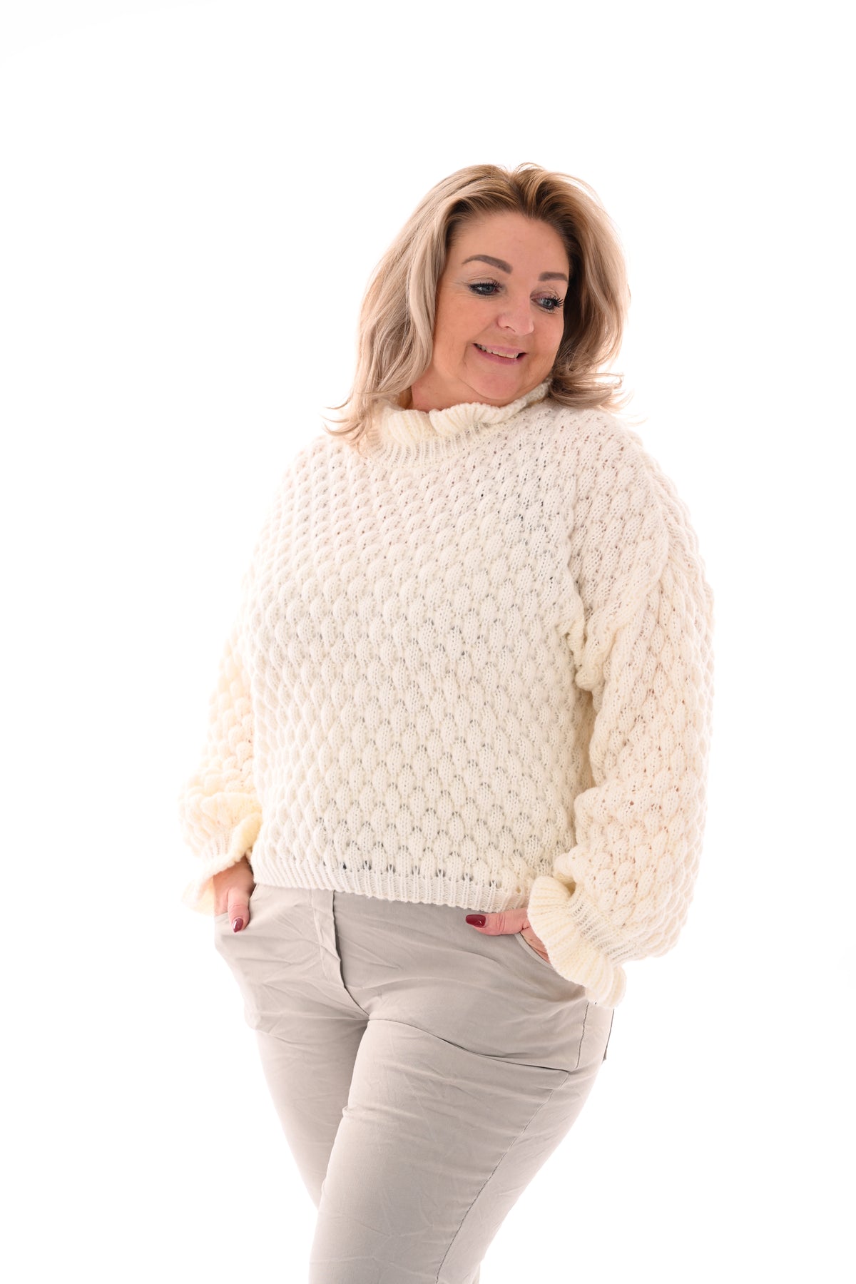 Structuur trui roezelmouwen roomwit