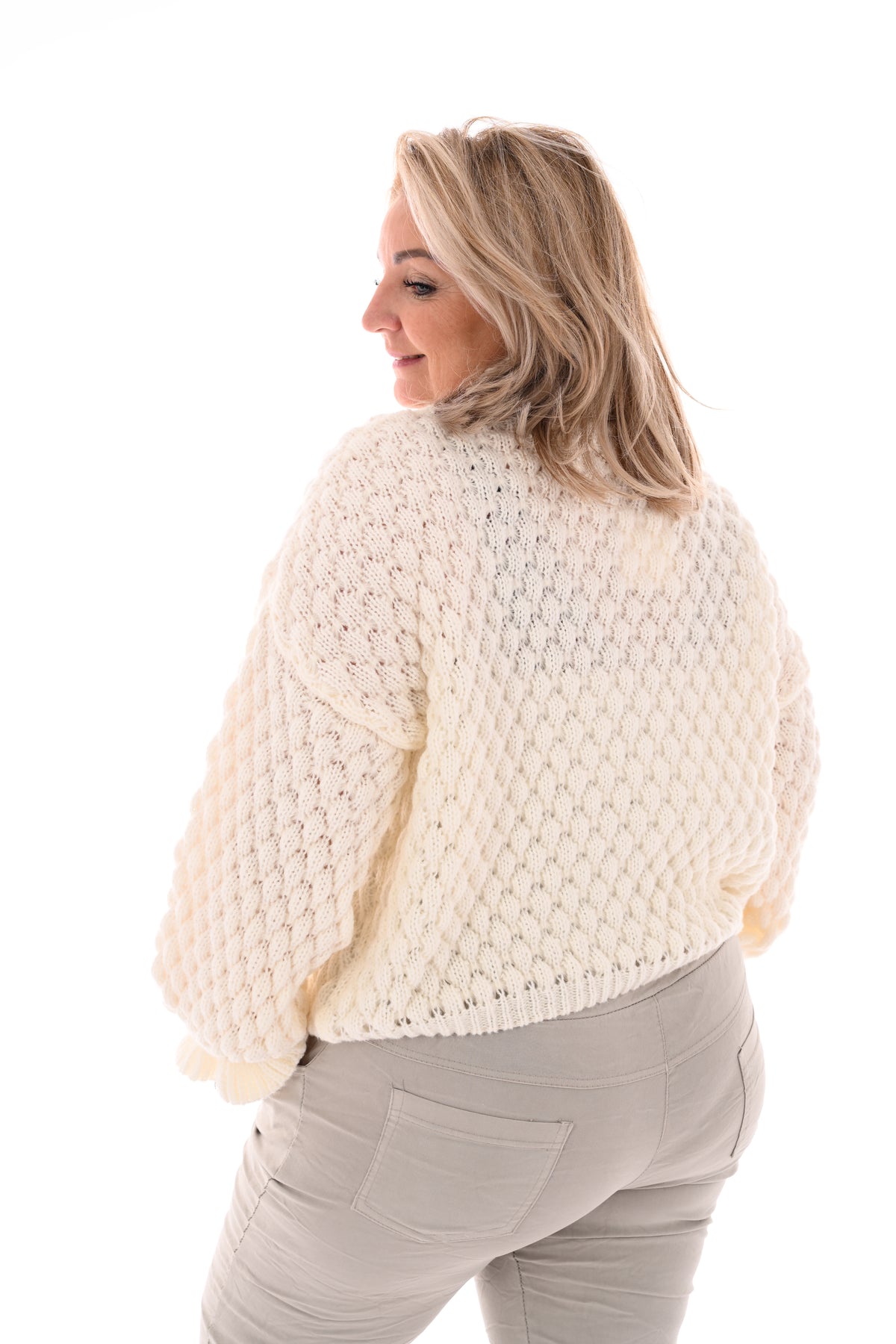 Structuur trui roezelmouwen roomwit