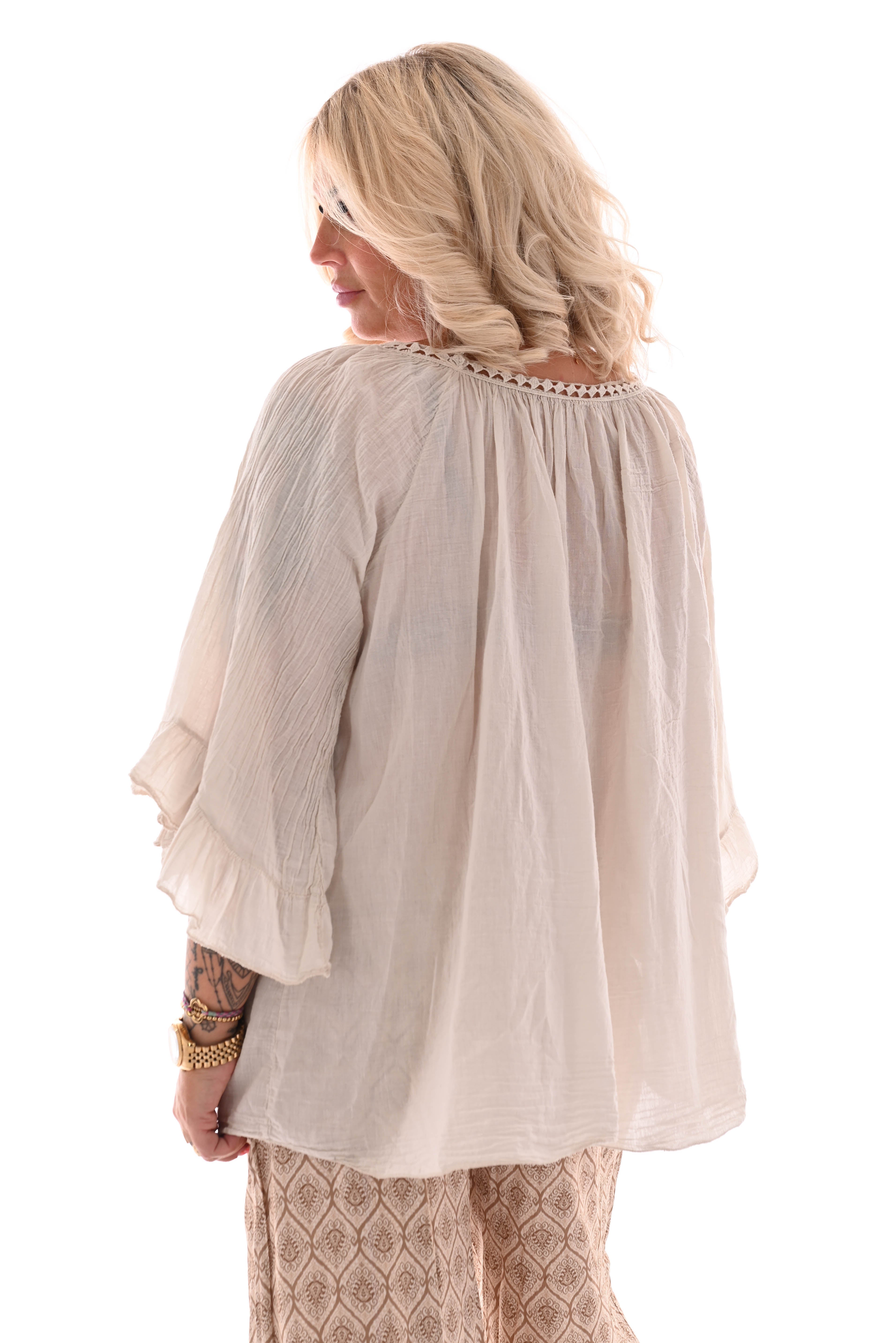 Top gehaakte rand trompetmouwen beige