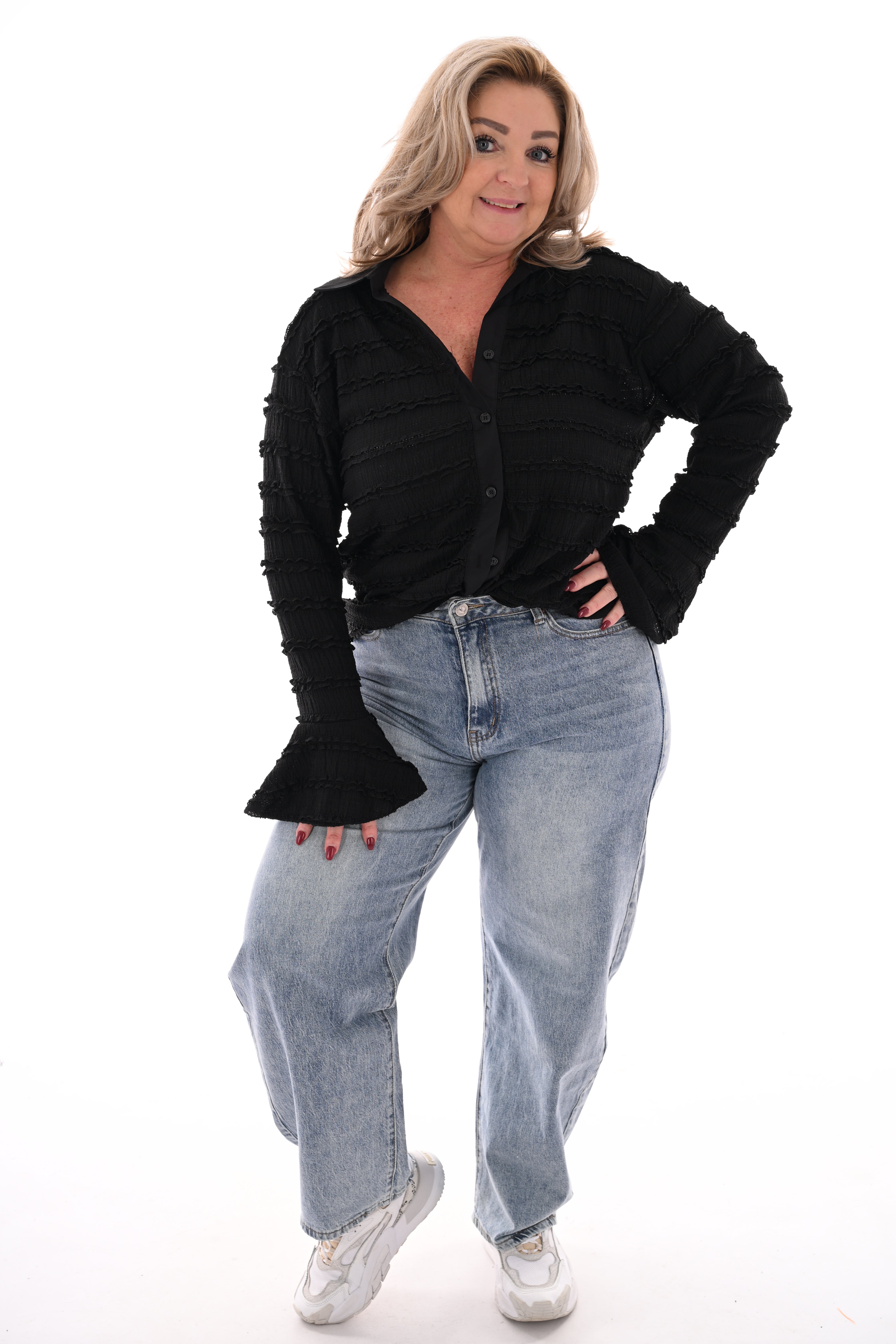 Doorknoop blouse ruffels en kraag zwart