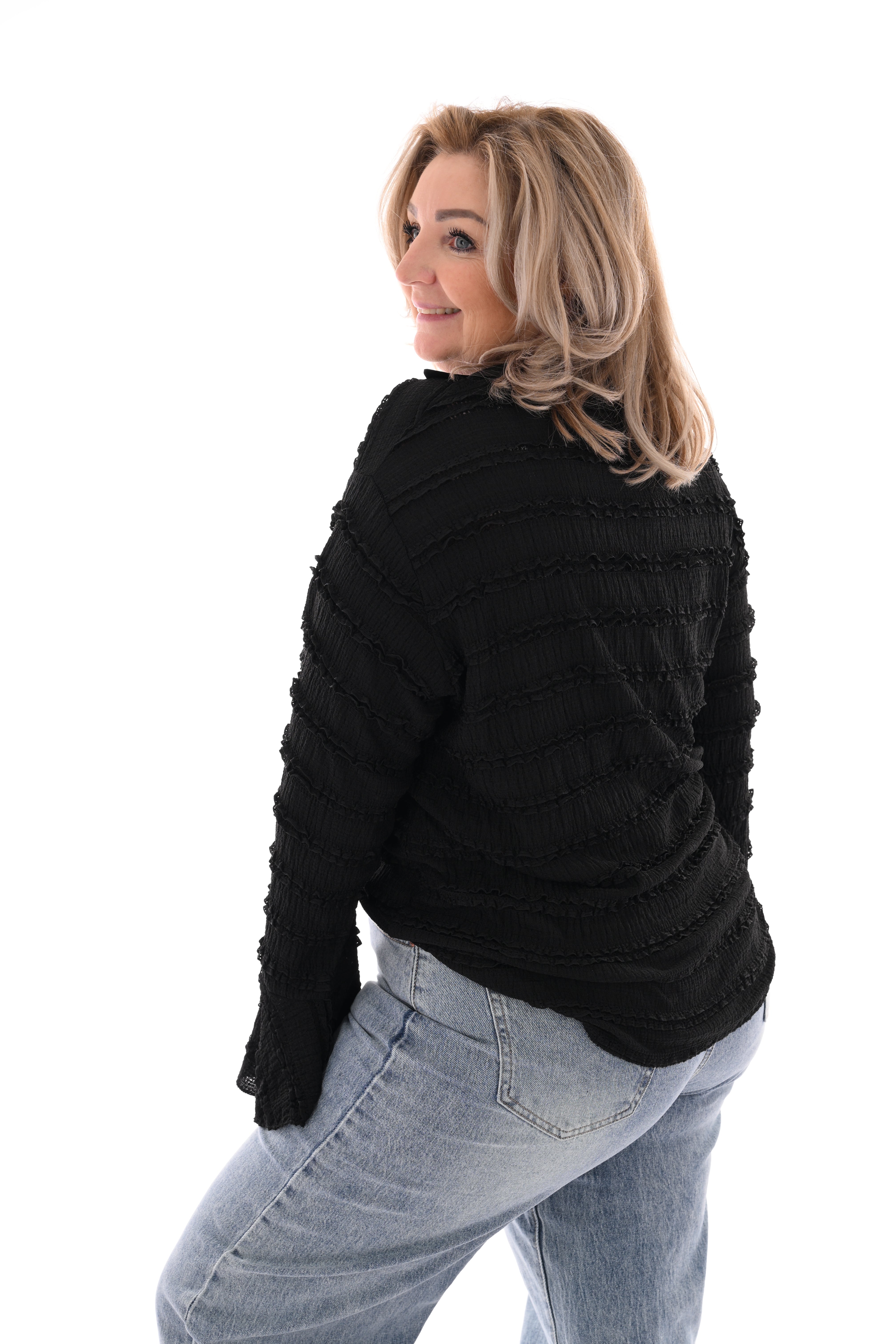 Doorknoop blouse ruffels en kraag zwart
