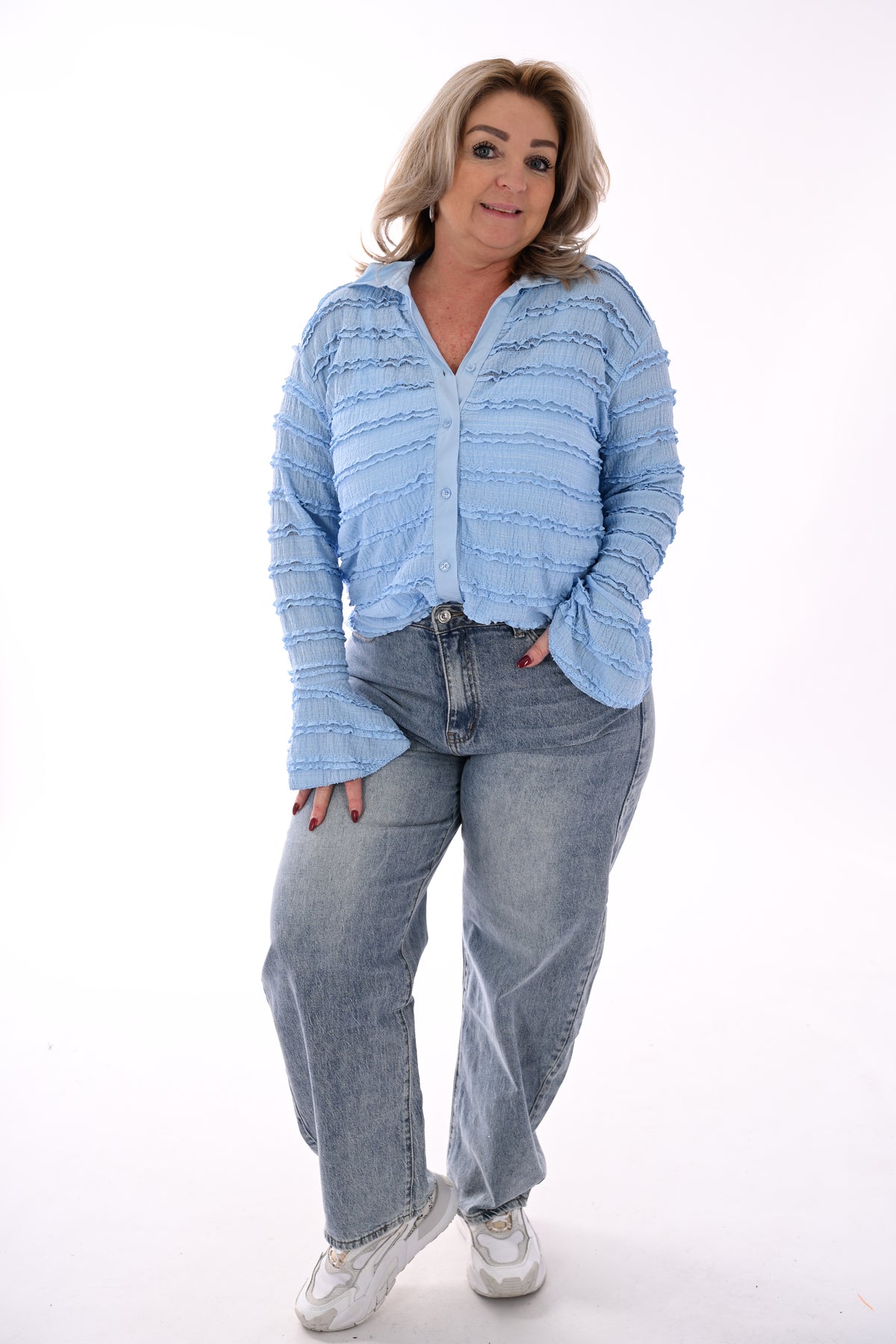 Doorknoop blouse ruffels en kraag lichtblauw