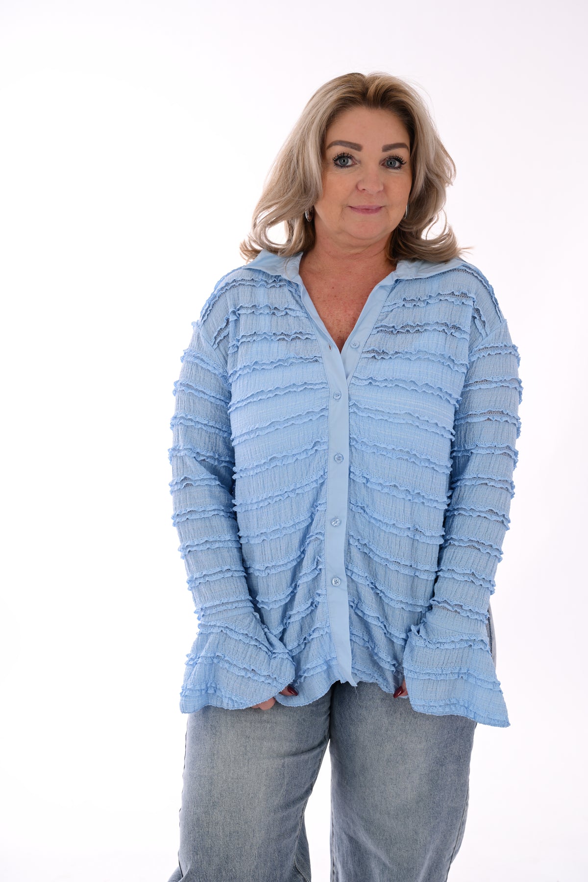 Doorknoop blouse ruffels en kraag lichtblauw