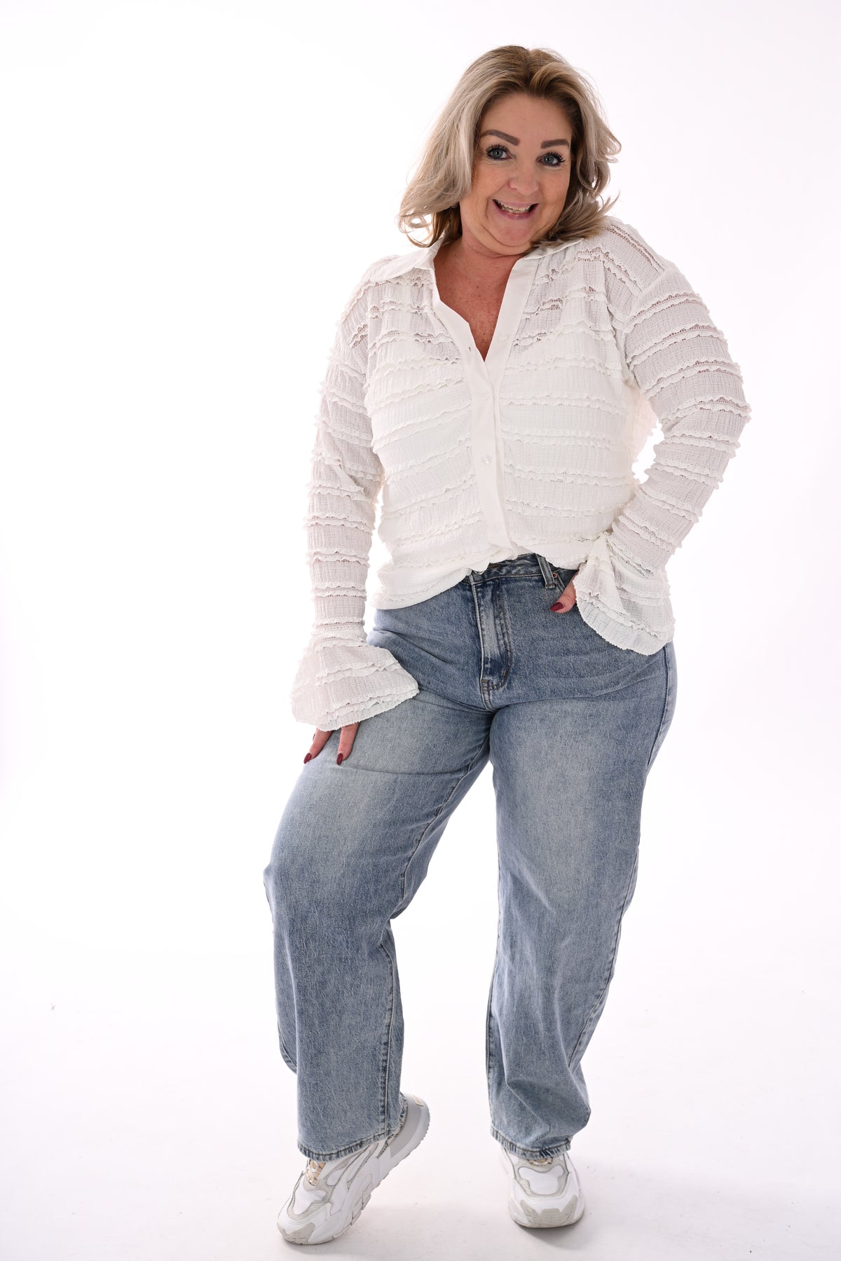 Doorknoop blouse ruffels en kraag roomwit