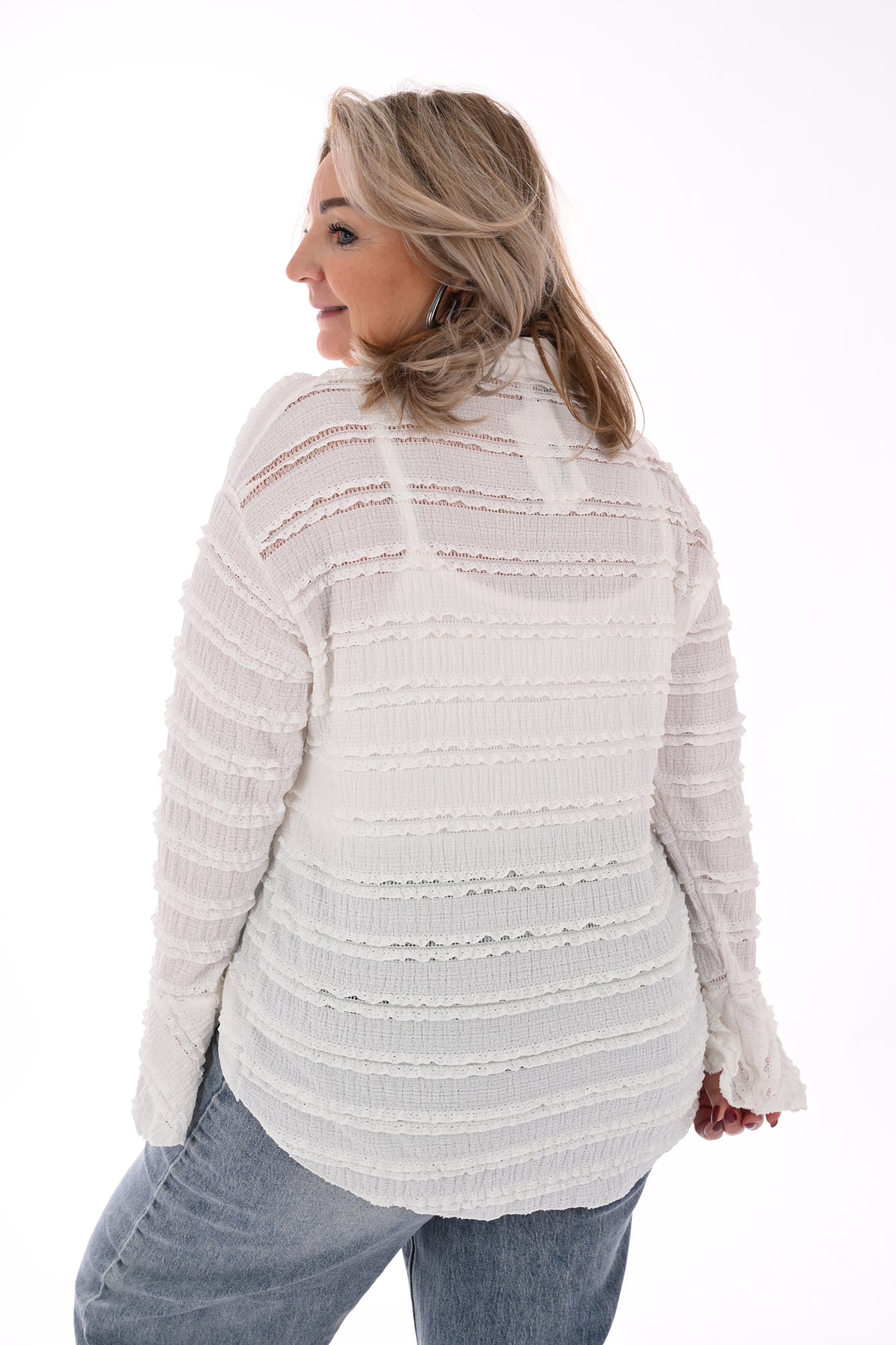 Doorknoop blouse ruffels en kraag roomwit