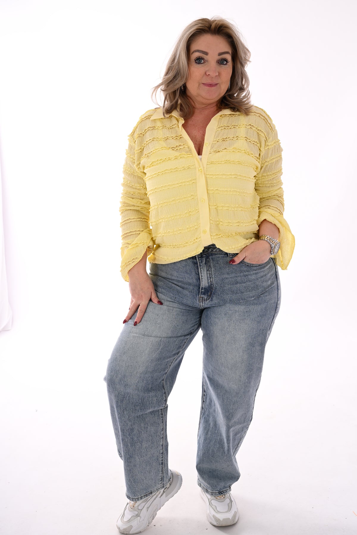 Doorknoop blouse ruffels en kraag lichtgeel