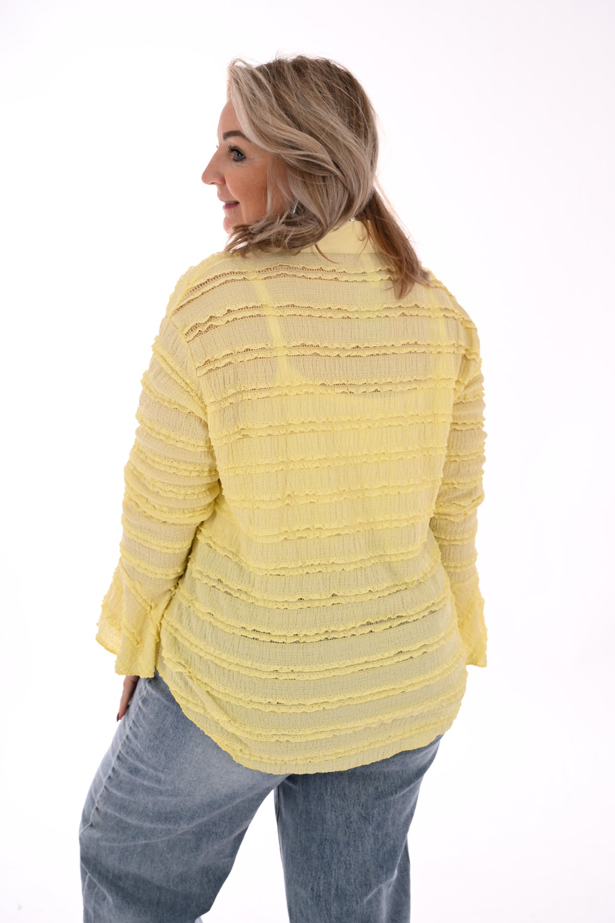 Doorknoop blouse ruffels en kraag lichtgeel
