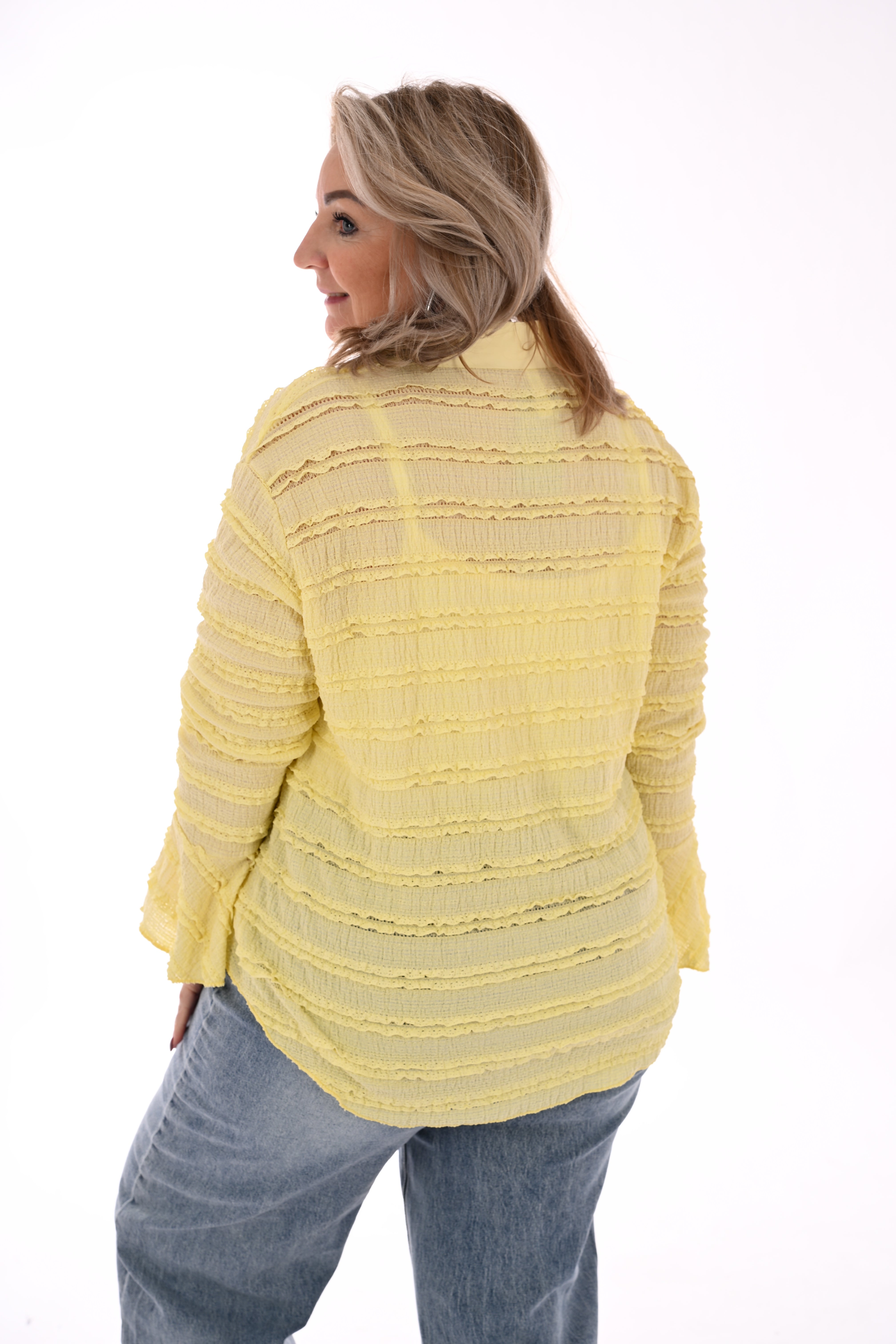 Doorknoop blouse ruffels en kraag lichtgeel