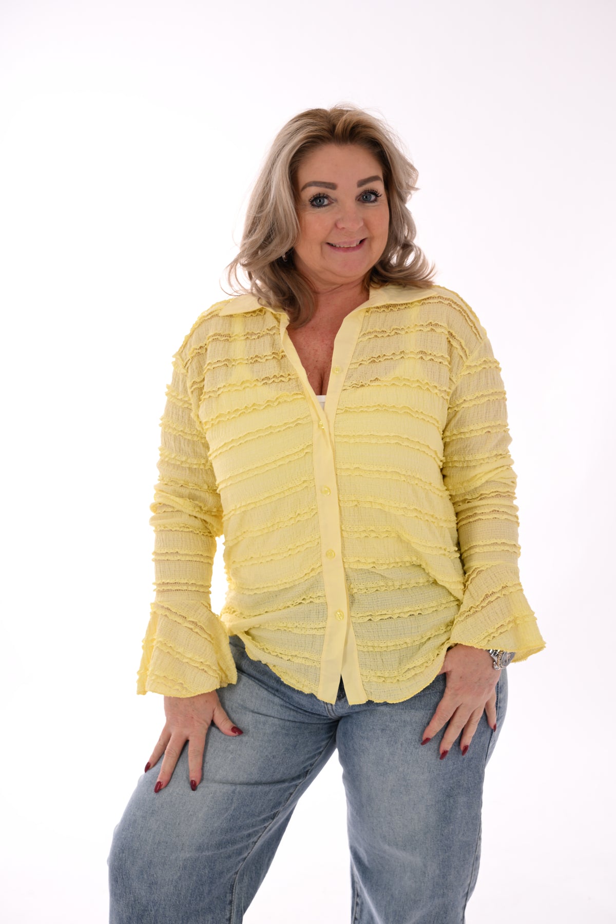 Doorknoop blouse ruffels en kraag lichtgeel