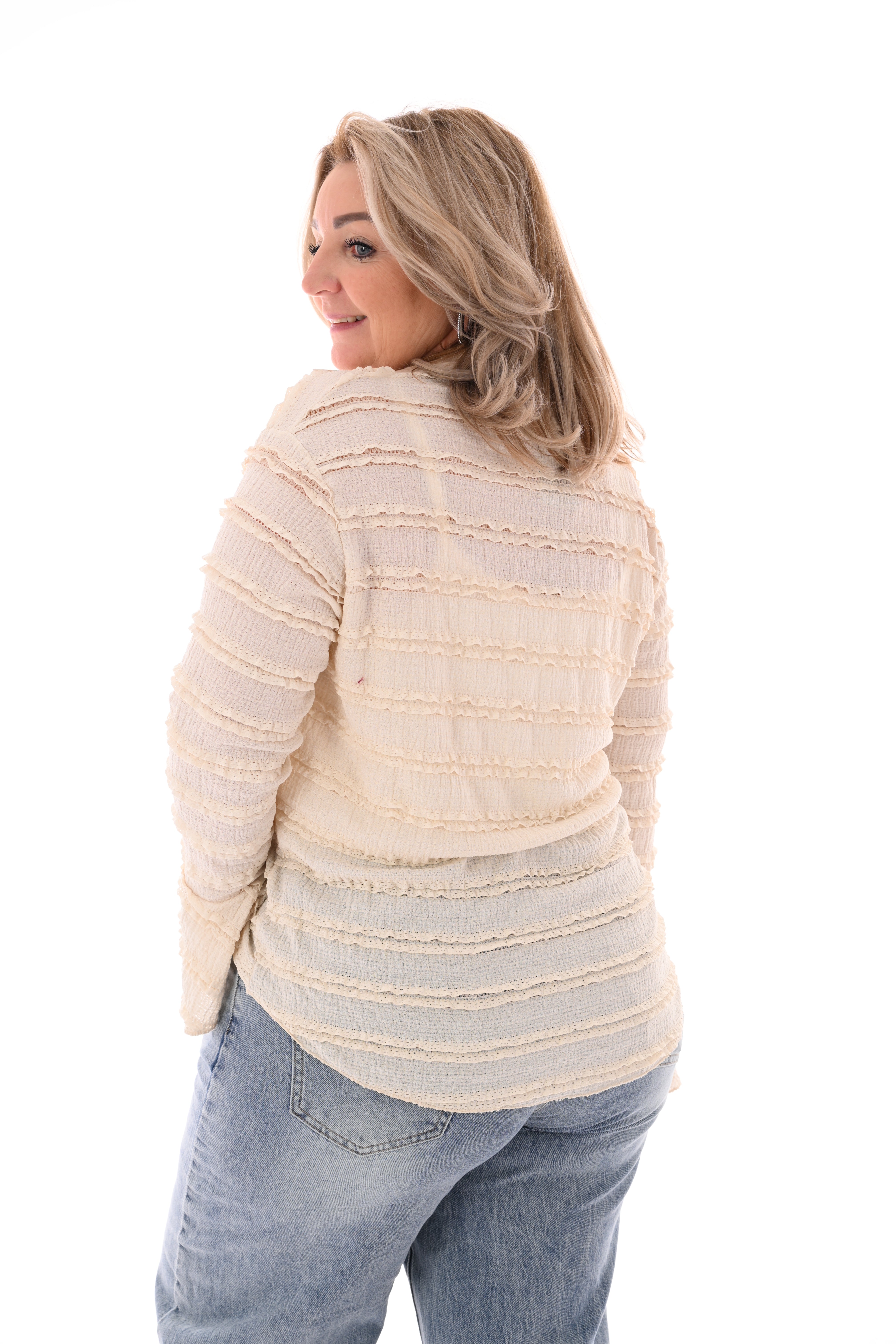 Doorknoop blouse ruffels en kraag beige