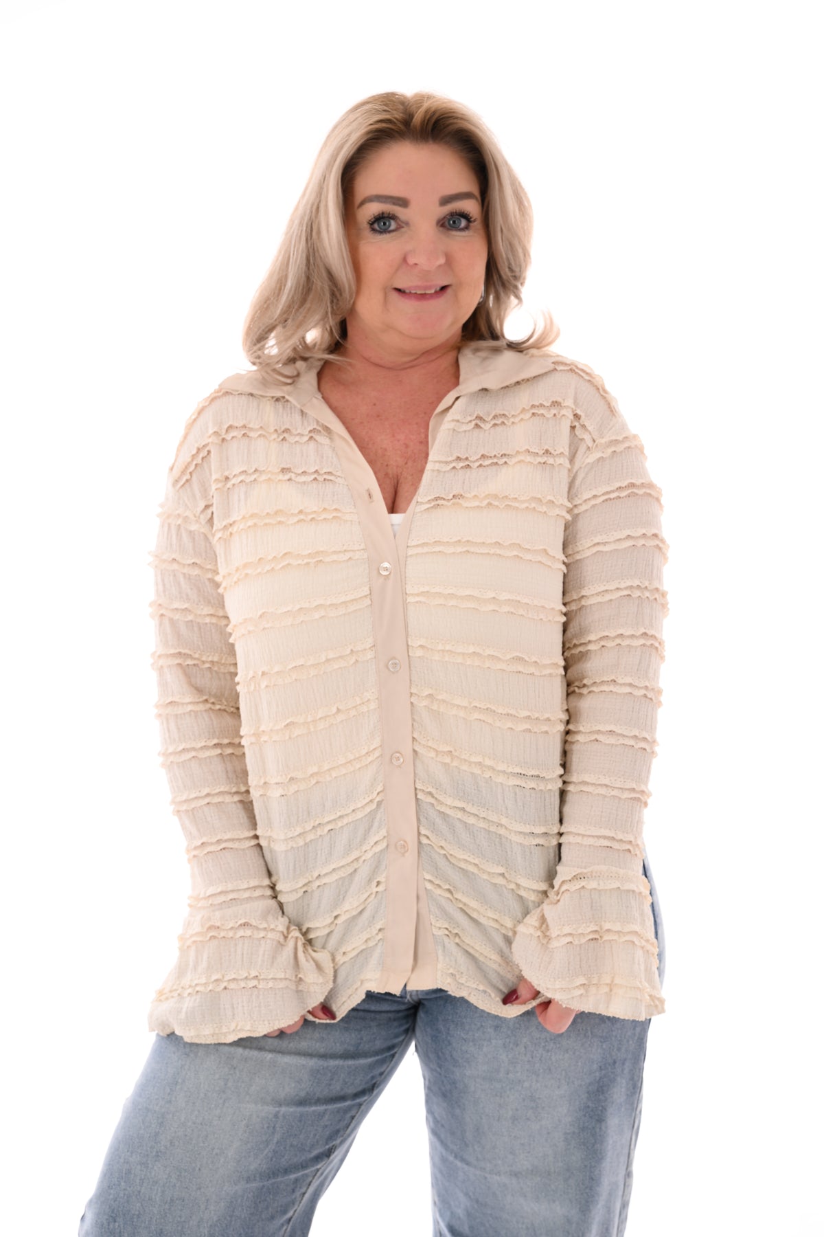 Doorknoop blouse ruffels en kraag beige