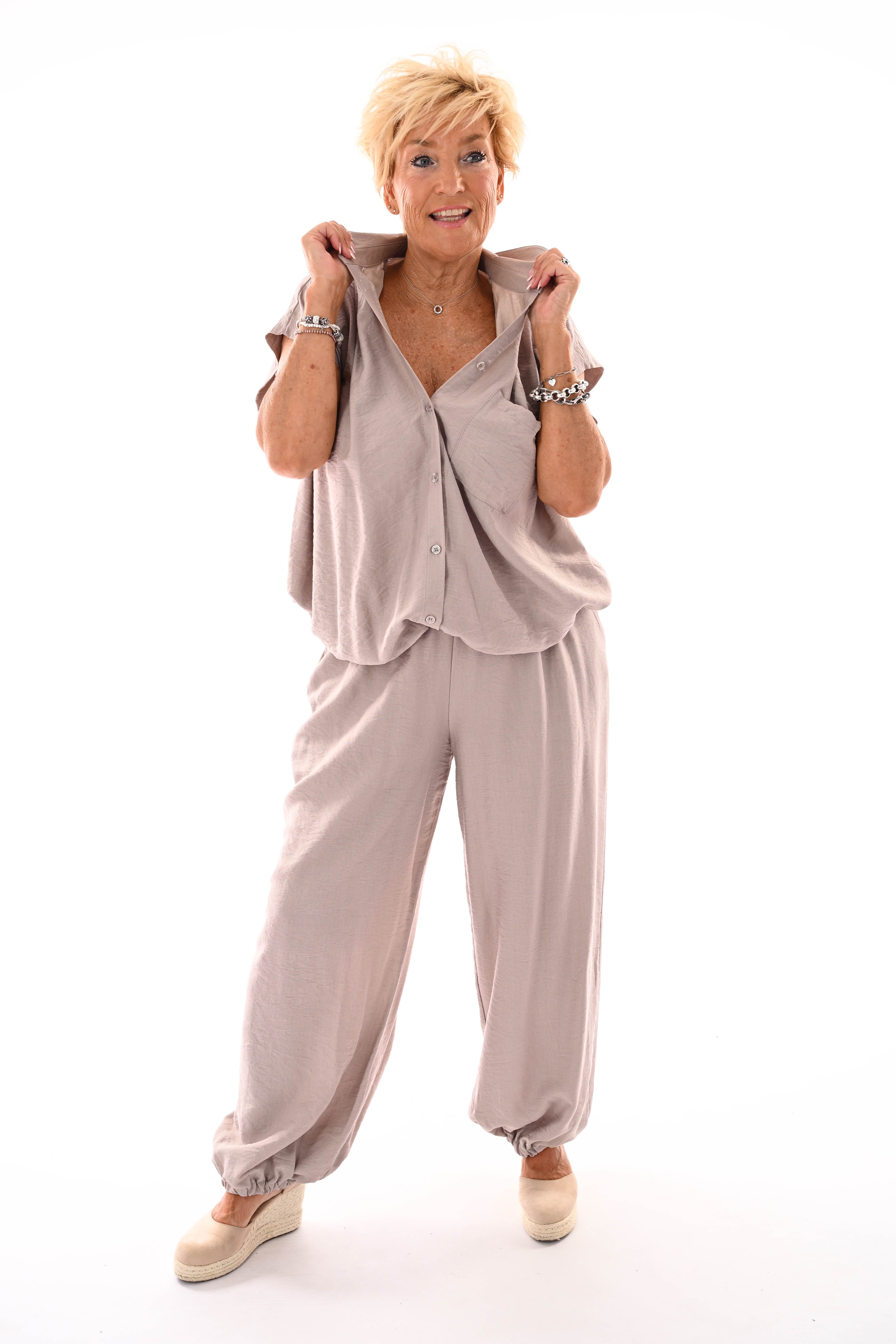 Tweedelig set doorknoop blouse kapmouwen taupe